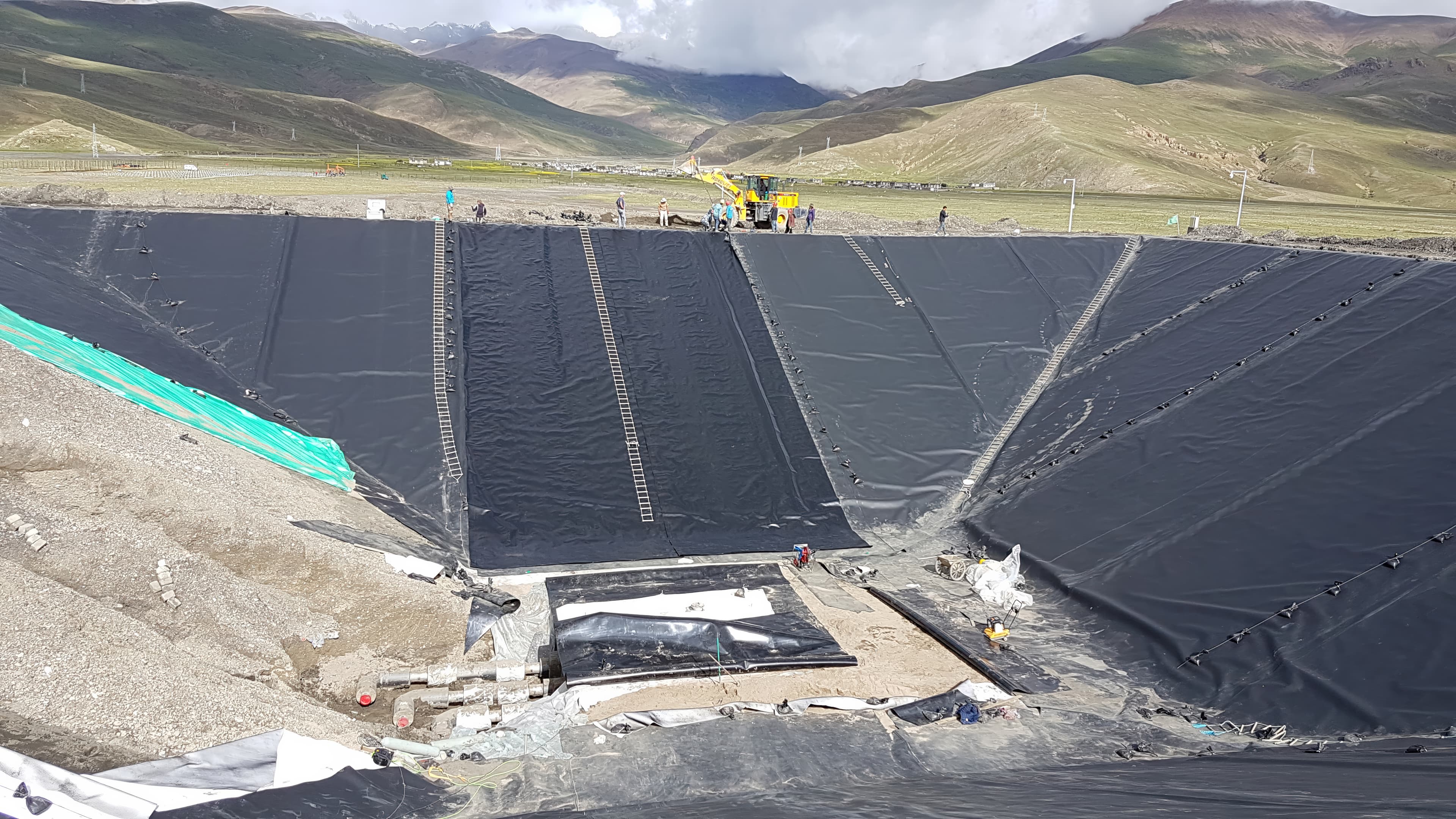 FABRINET Base Protect provides subgrade stabilization and drainage beneath the geomembrane, protecting the liner from mechanical stress and deformation.