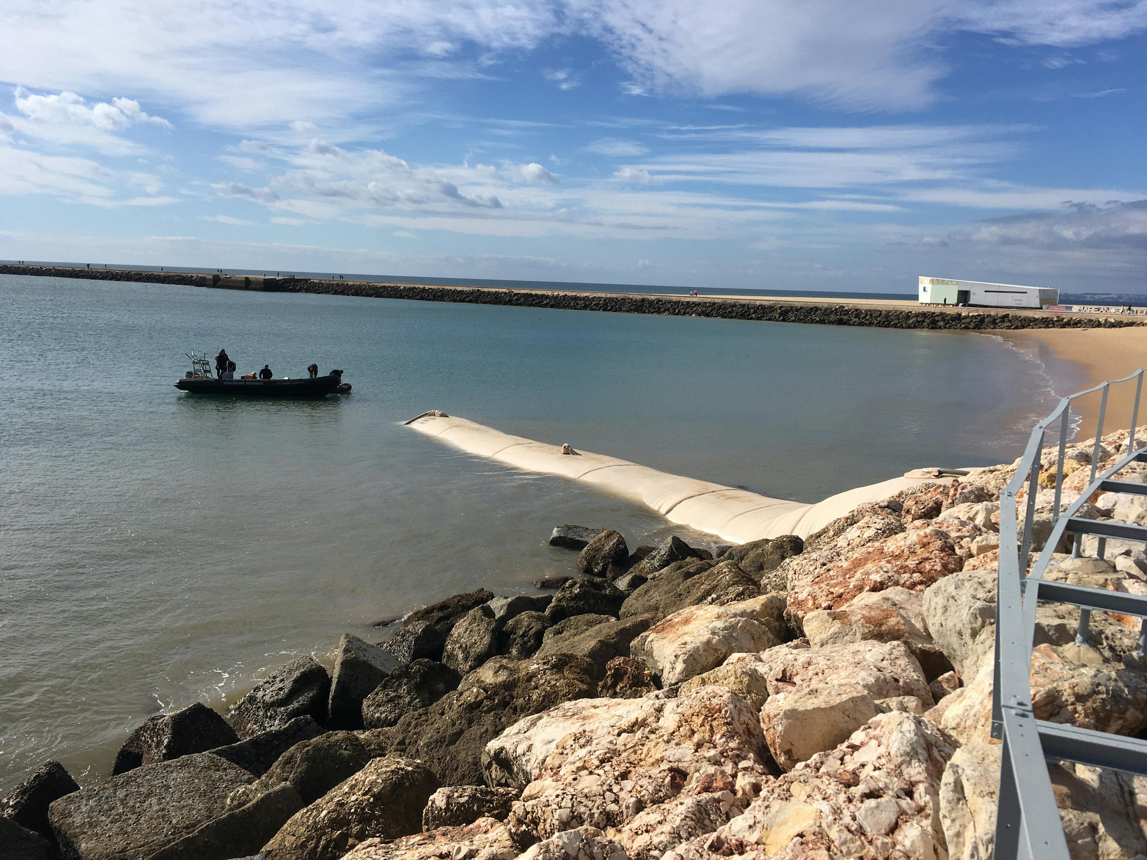 The Marina of Portimão project, led by Solmax and Geosin, innovatively created a beach with reduced wave action, using underwater GEOTUBE® systems, enhancing attractiveness and reducing maintenance costs. 