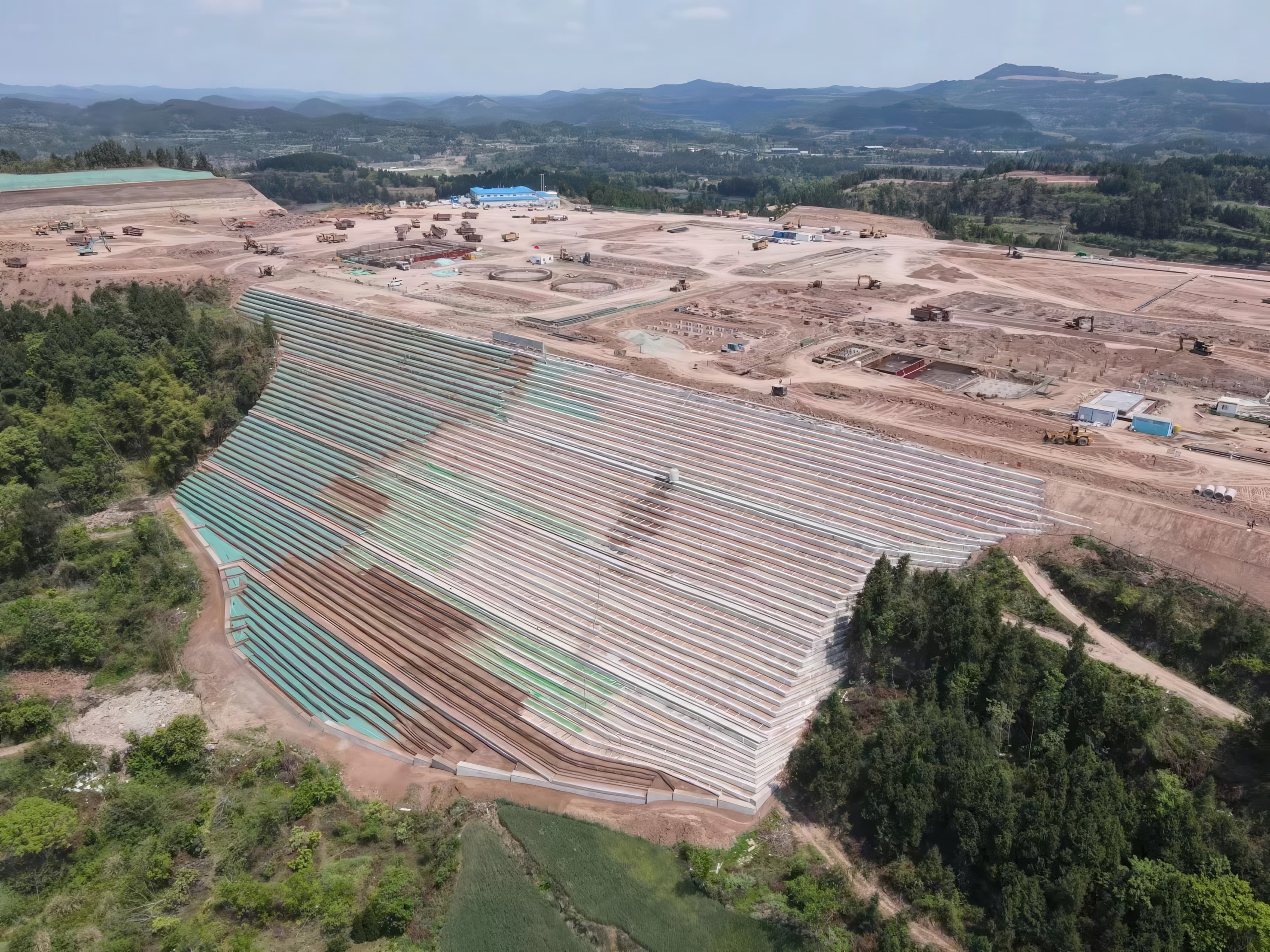 A total of 910,000 m² of MIRAFI® PET100-50 were deployed to form a reinforced soil slope with gradients from 1V:1.5H to 1V:2H.