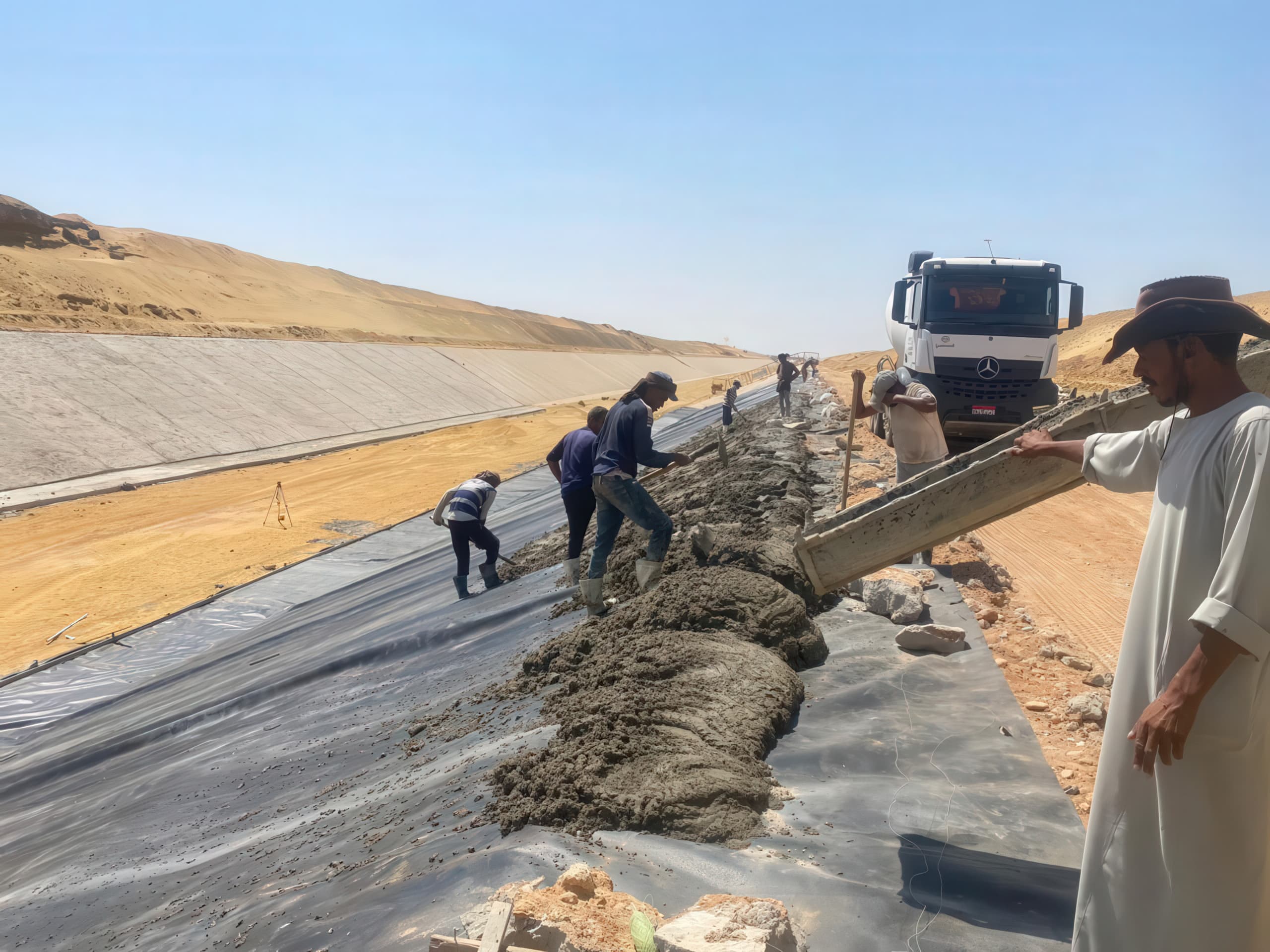 Installation was carried out across large canal sections, requiring consistent placement methods over millions of square meters.