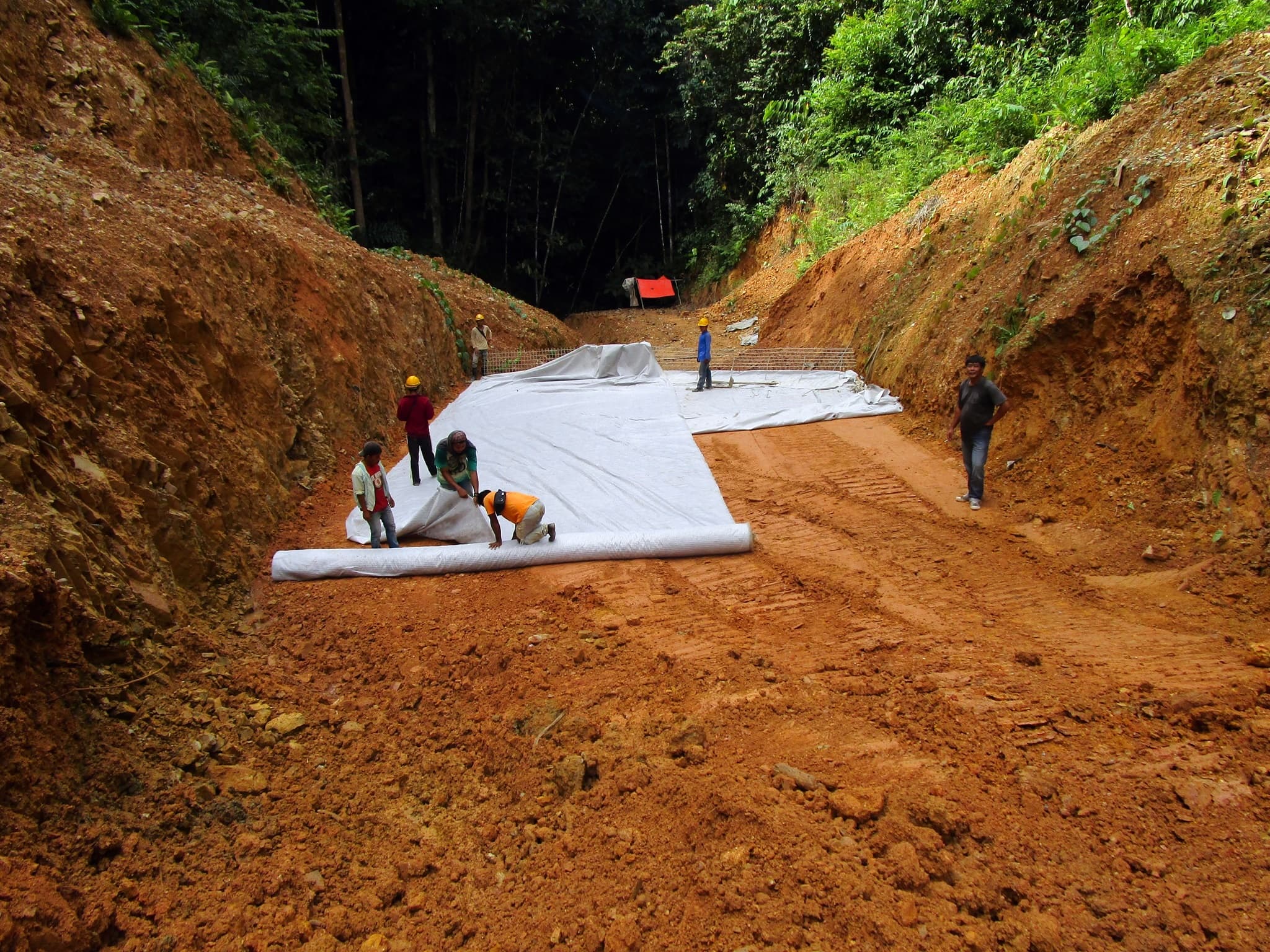 Strengthening steep slopes with geocomposite reinforcement 