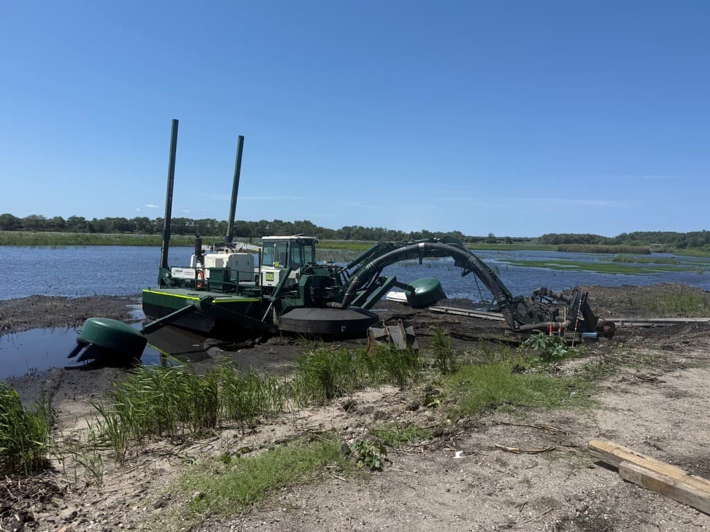 A high-capacity dredge pump extracted coal fines slurry from the settlement pond and pumped it to GEOTUBE® containers.