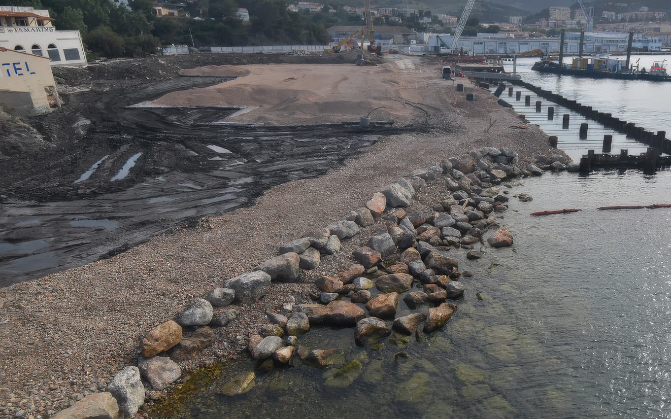 The platform remained stable and trafficable throughout dredging and material placement operations.