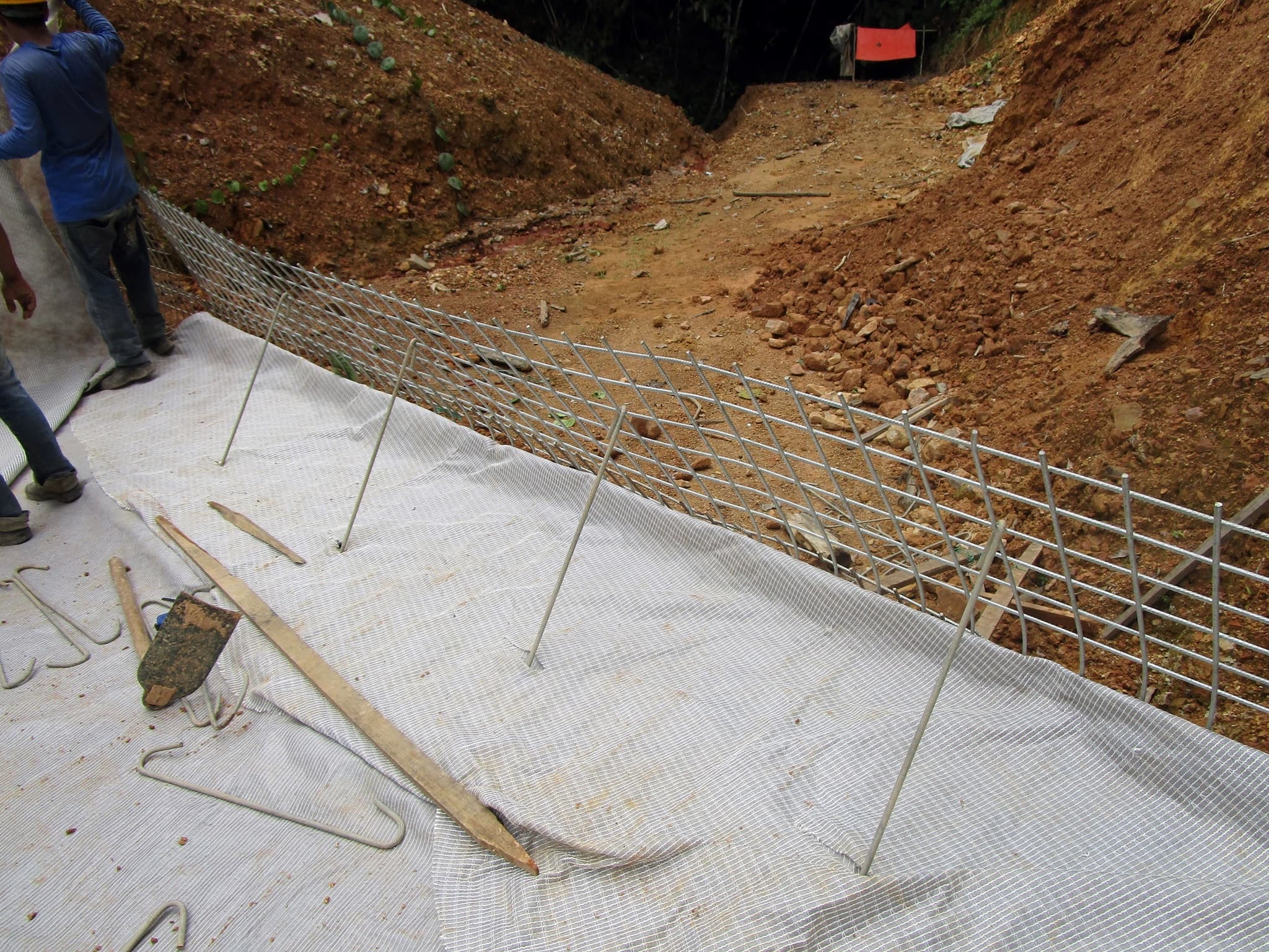 Strengthening steep slopes with geocomposite reinforcement 