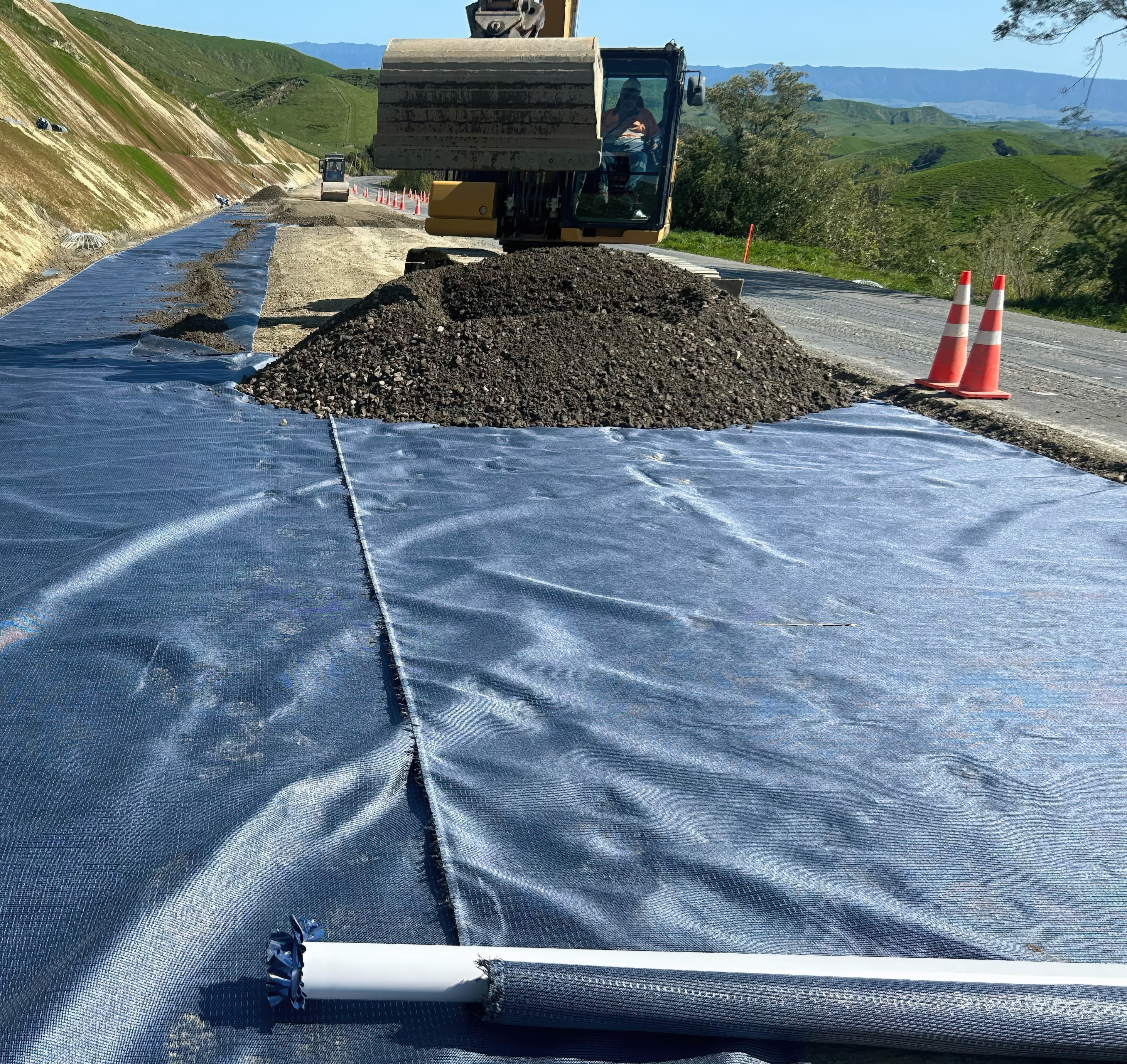 A total of 6,750 m2 of geotextile created a reinforced working platform that distributed loads evenly and continuously removed excess moisture from the road base.
© Geofabrics