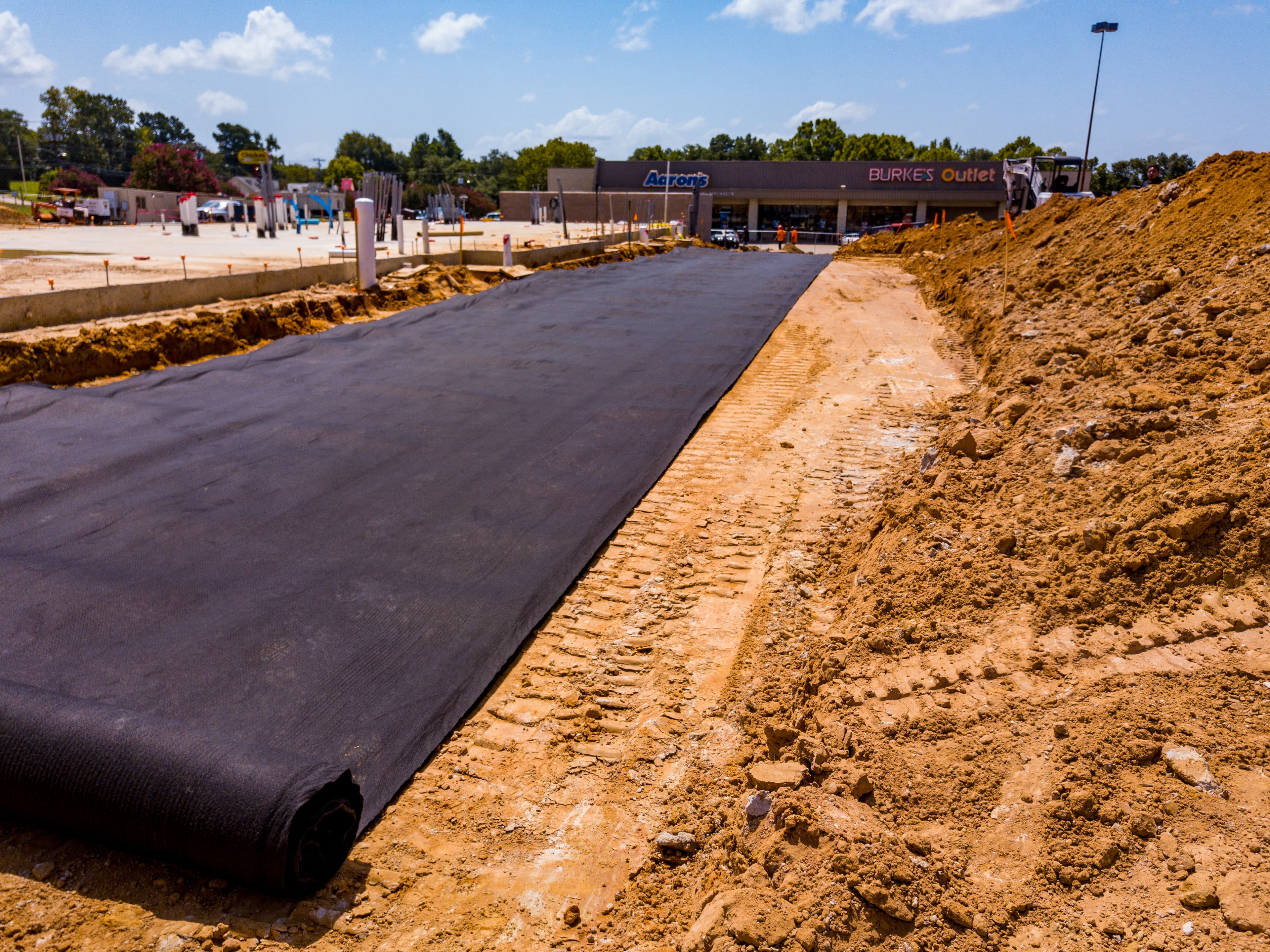 Installation of FABRINET TP geocomposite drainage layer in Texas construction project