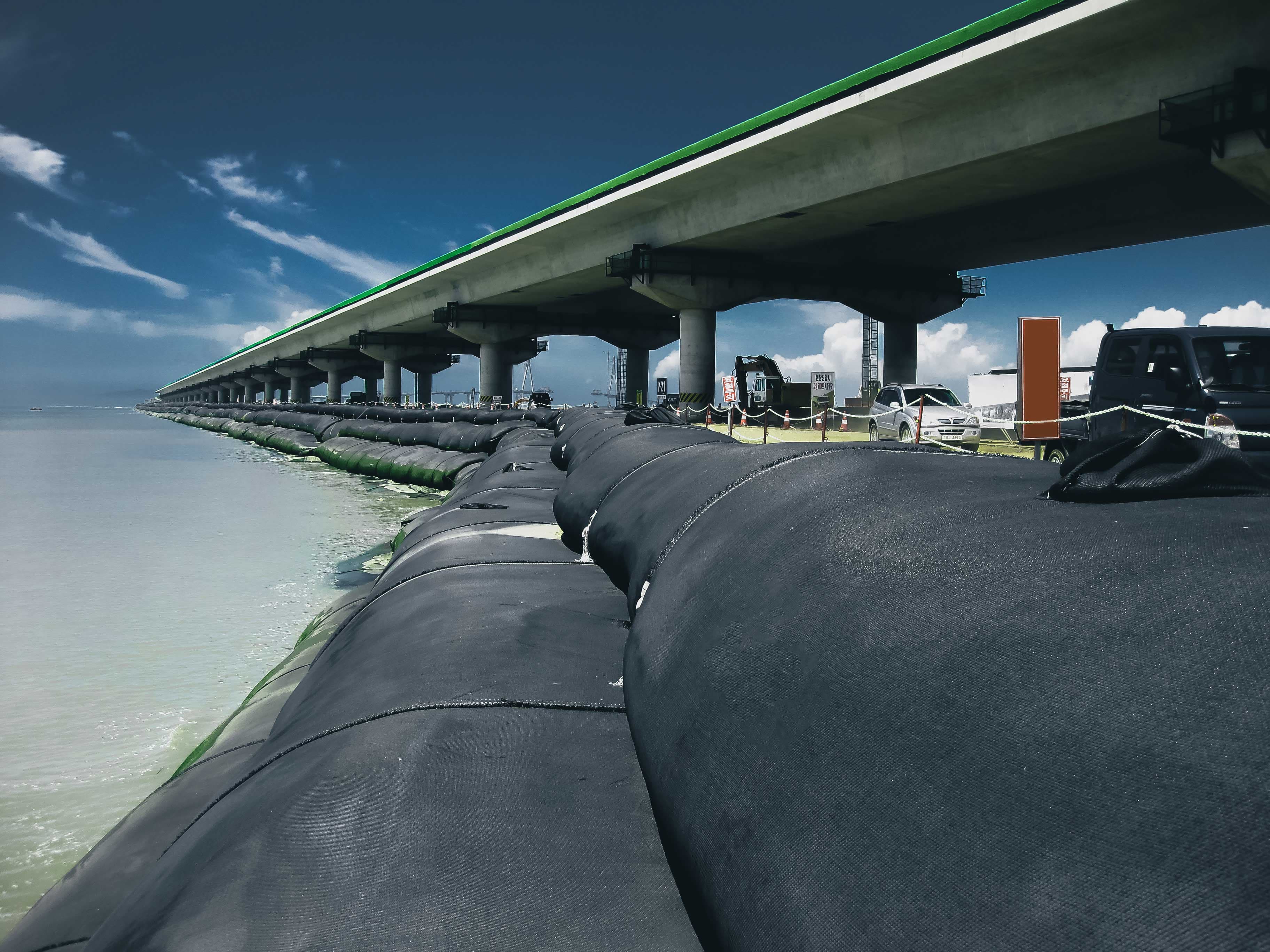 For constructing the edge levees that formed the temporary platform, GEOTUBE GT1000 was chosen.