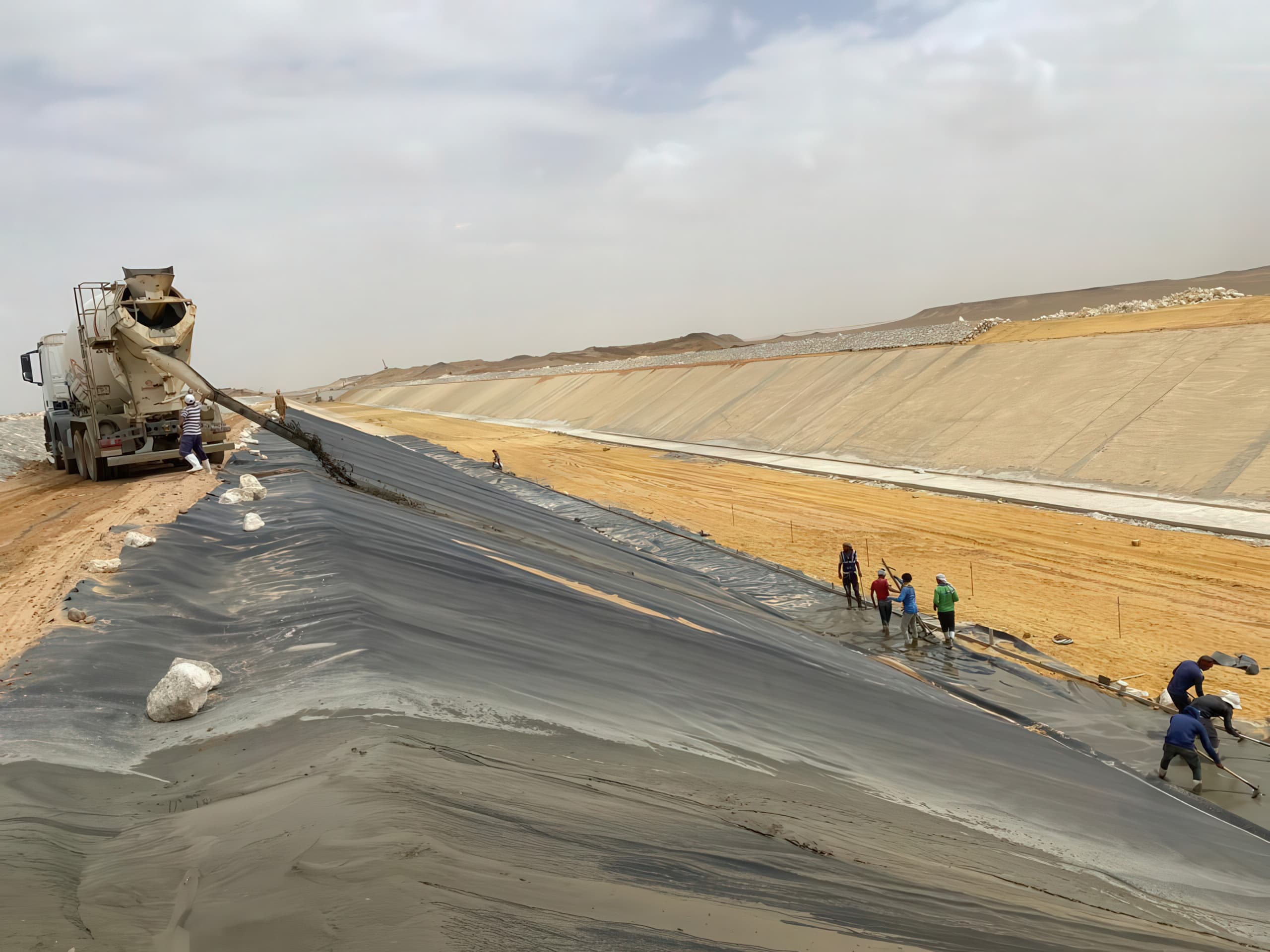 GSE® HD geomembranes were placed directly over compacted soil subgrades to form a continuous impermeable lining for the canals.