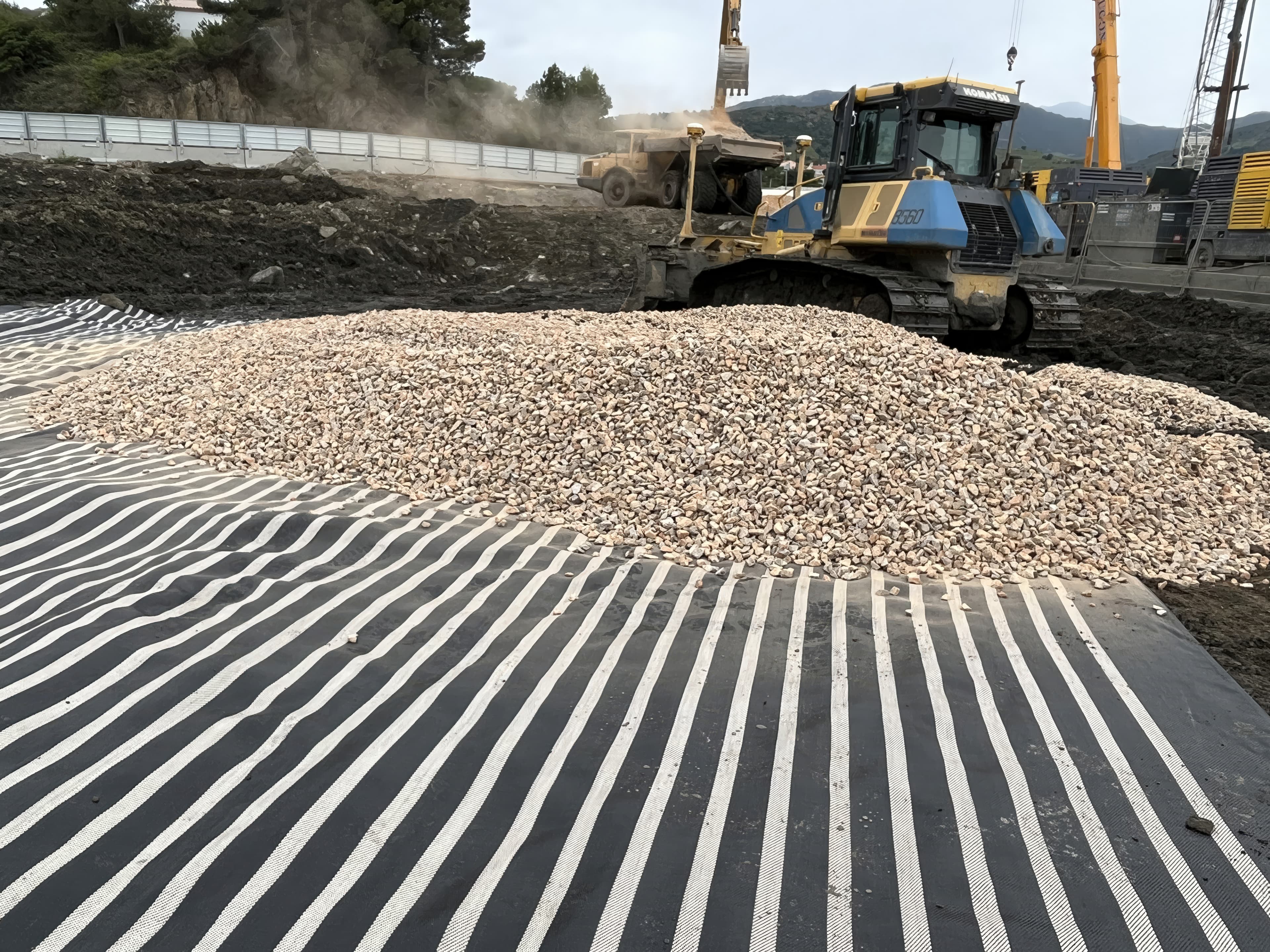 A 50 to 60 cm layer of 80/200 granular material was placed above the MIRAFI HMi 5 layer.