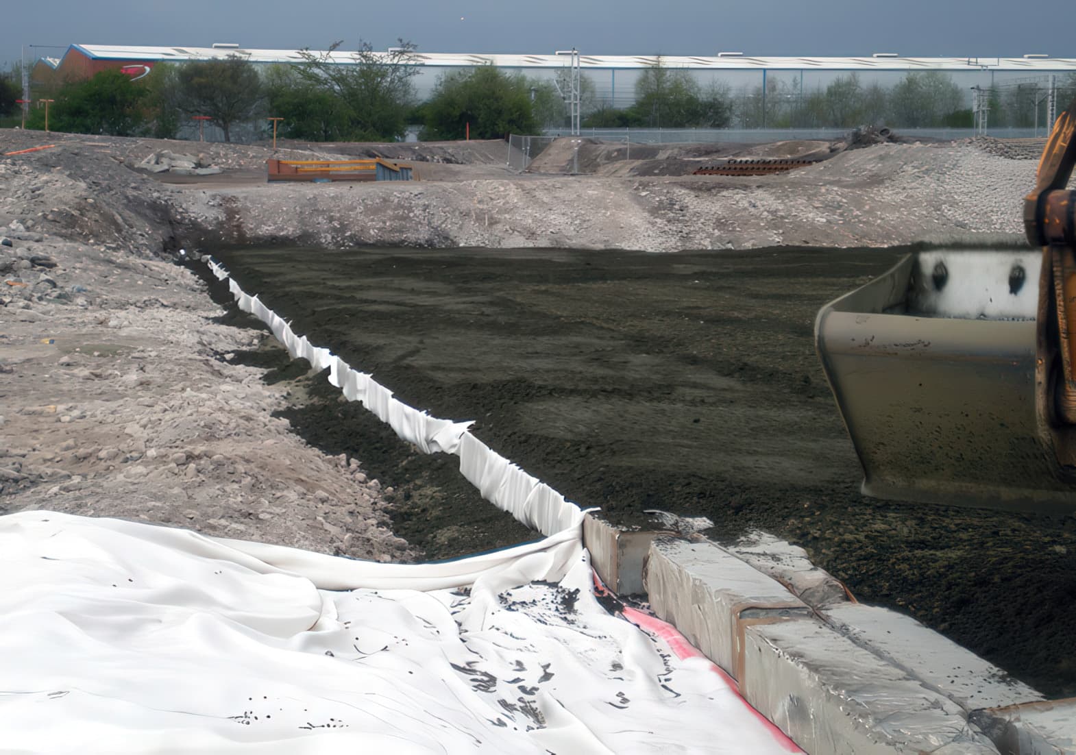 Piled embankments were built using 275 mm square precast concrete piles driven 12–35 m deep, capped with 900 mm circular concrete caps, then covered with sand to create a bedding layer for geotextile reinforcement.