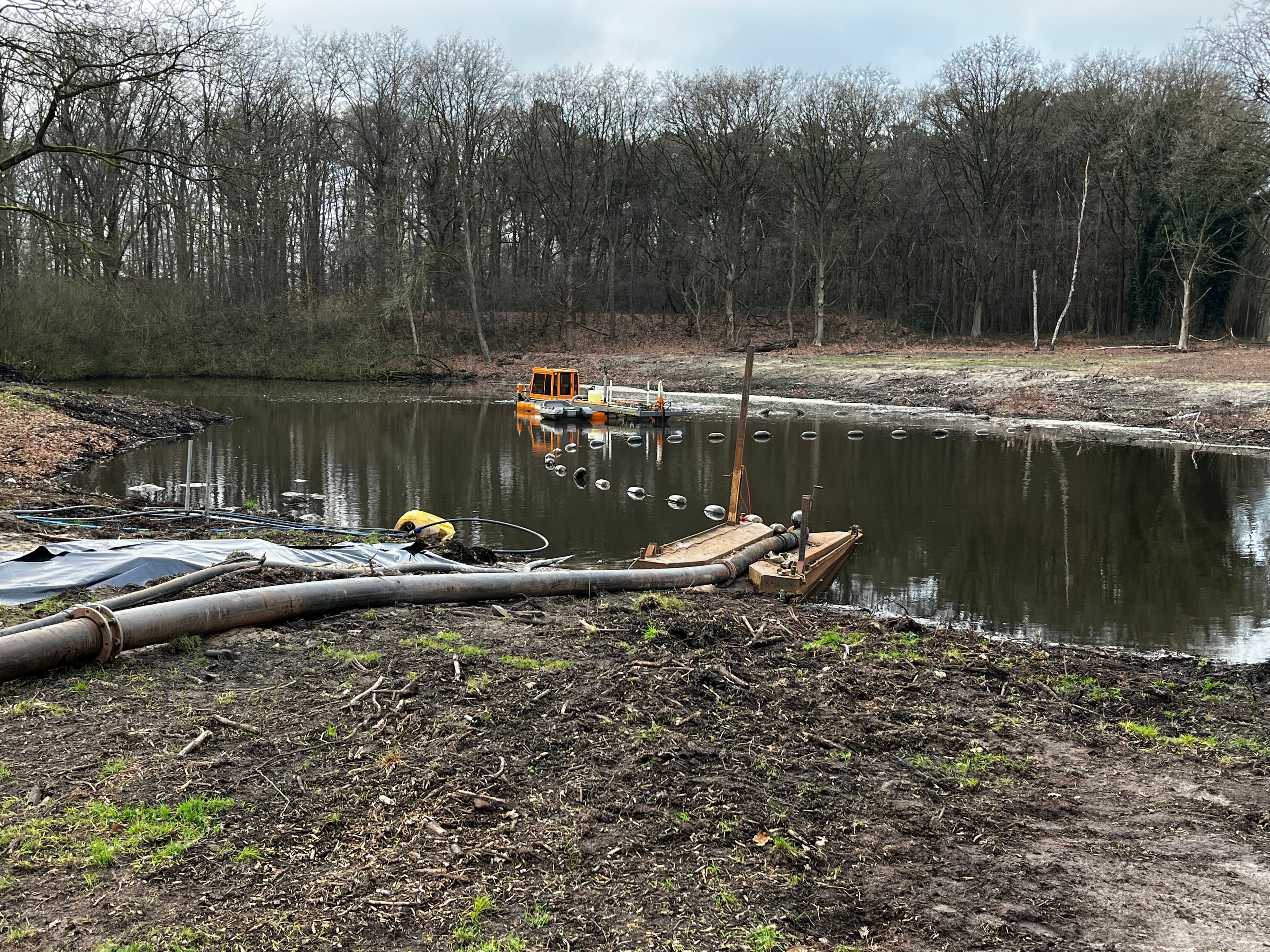 The high strength textile tubes were installed quickly on a constrained site, allowing clarified water to flow back into the pond system.