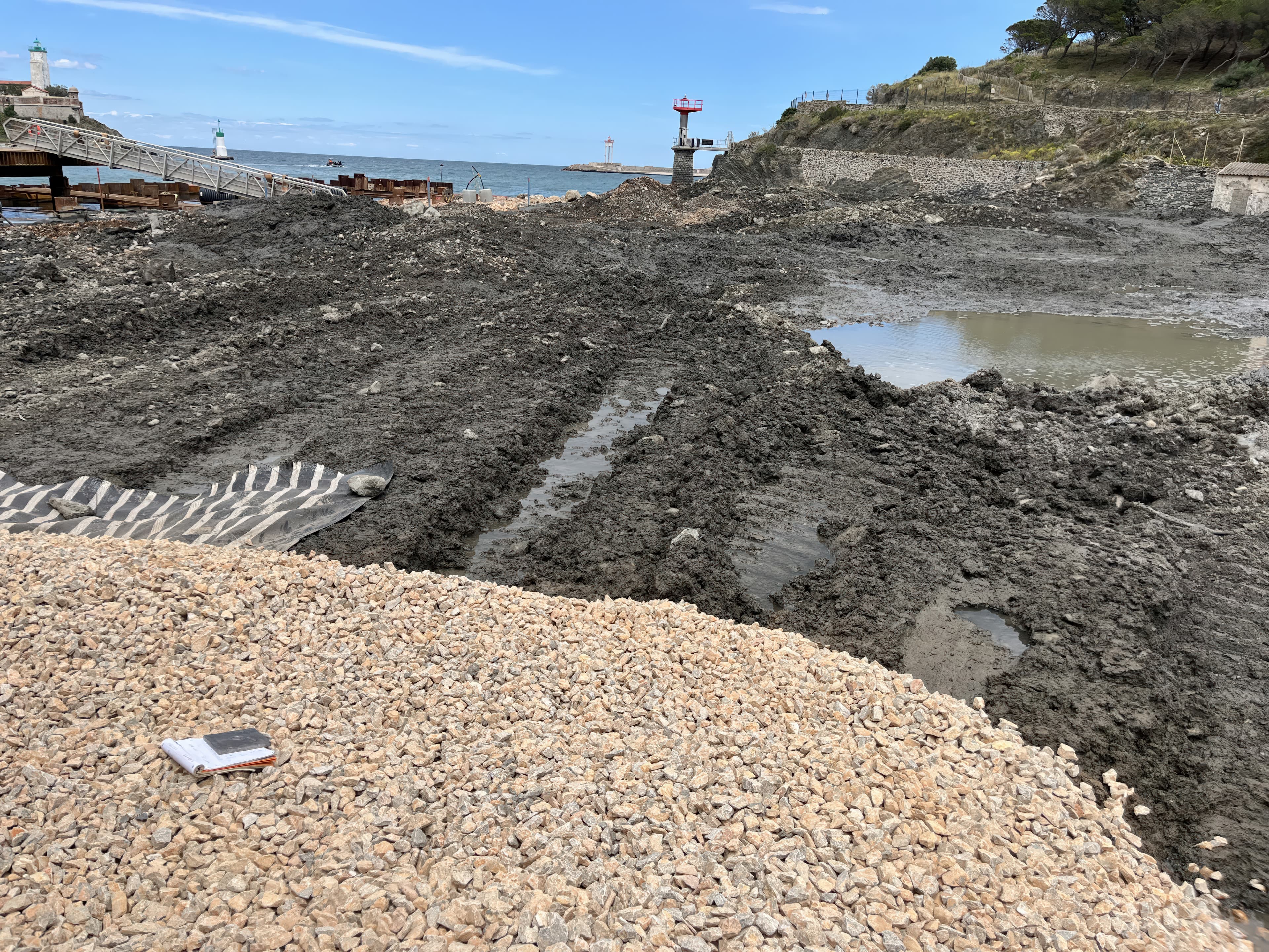 The installation sequence limited deformation while settlement occurred in the underlying compressible soils.