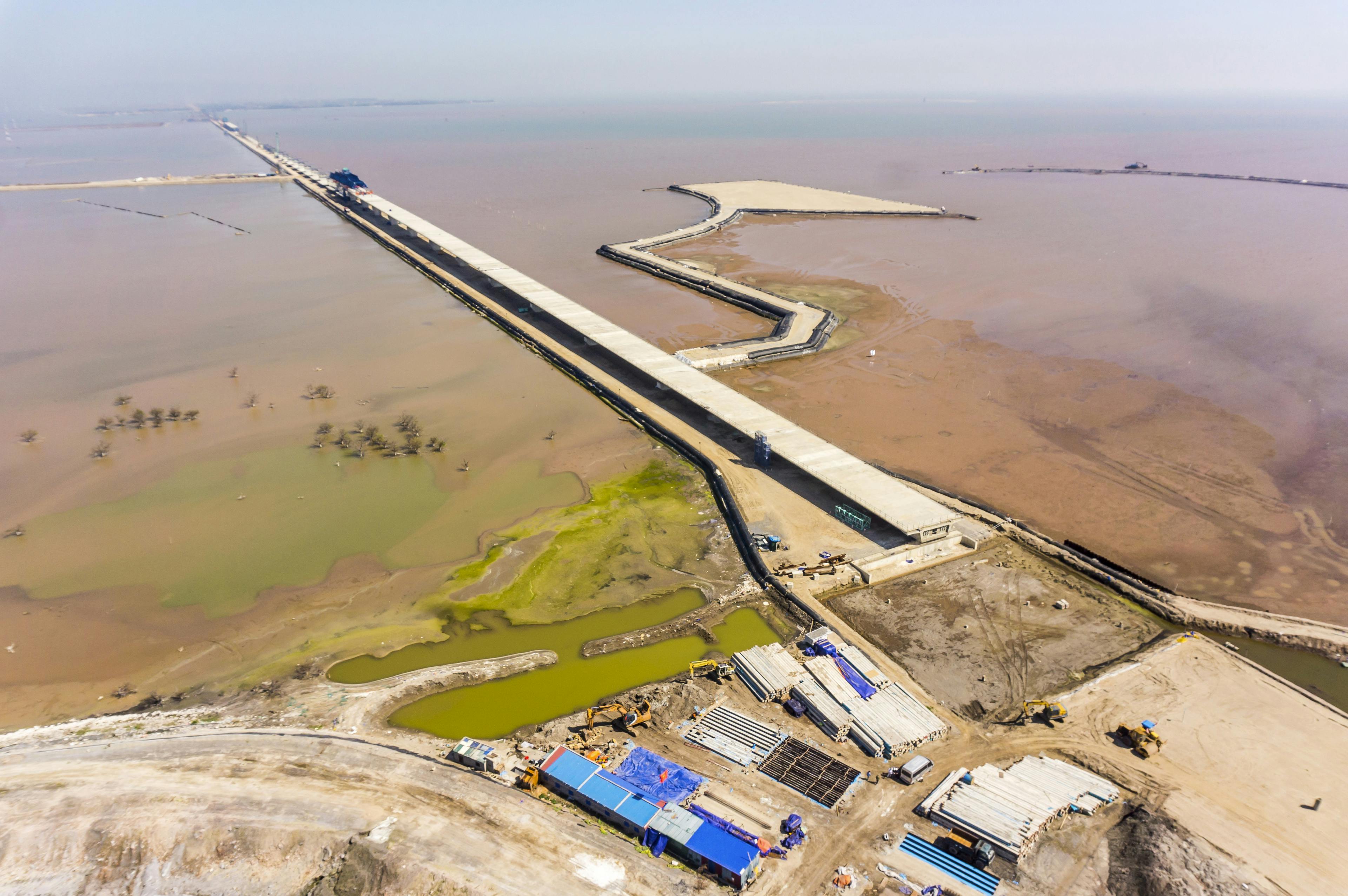 Over 27 km (16.8 miles) of geotextile tubes were installed for the construction of the Lach Huyen Bridge in Vietnam.