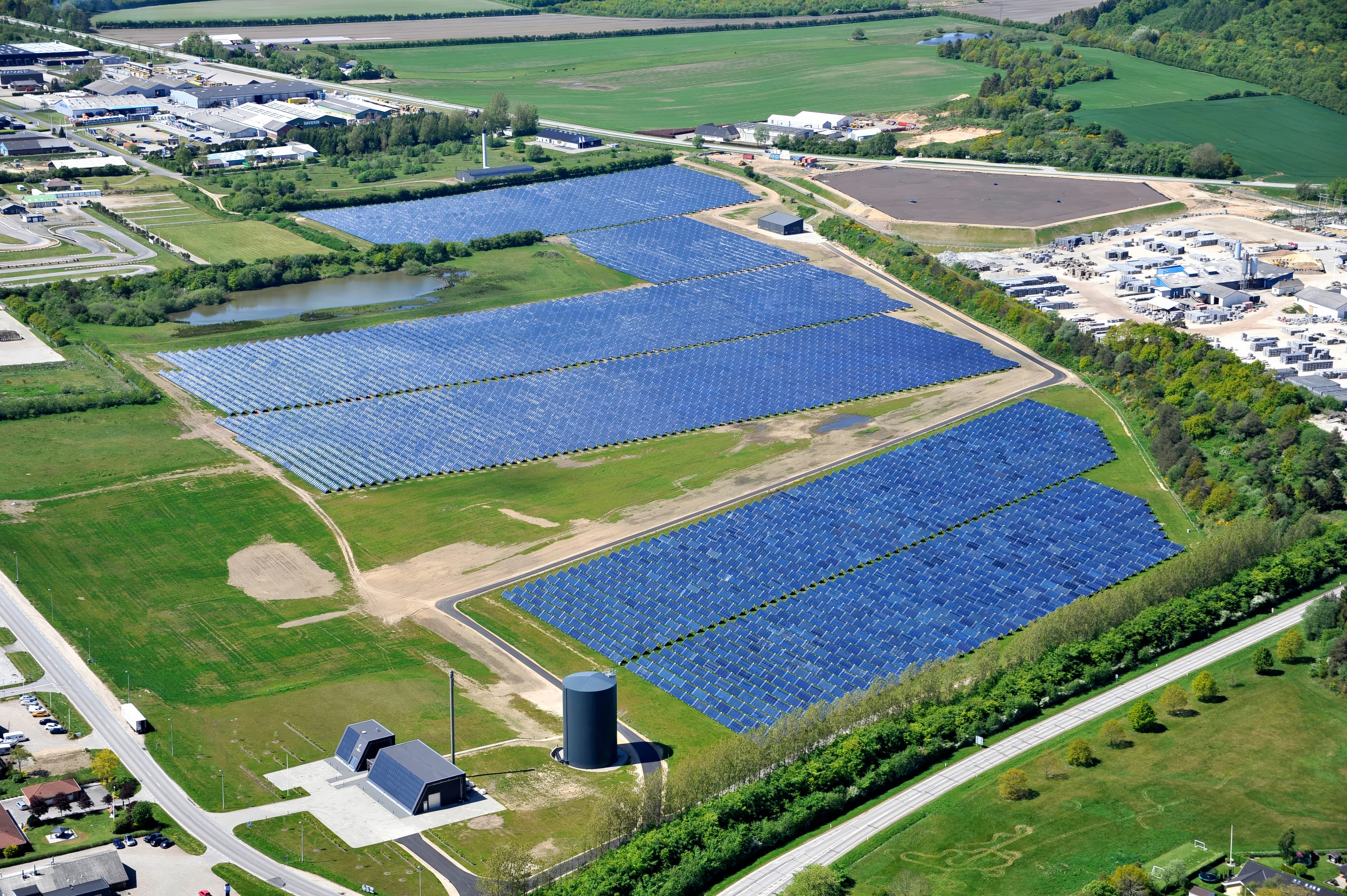 Largest pit thermal energy storage (PTES) in the world: The 200,000 m³ Vojens basin uses GSE HDH high-temperature geomembranes and FABRINET protection layers to store surplus solar heat for winter demand, strengthening Denmark’s renewable district heating network.