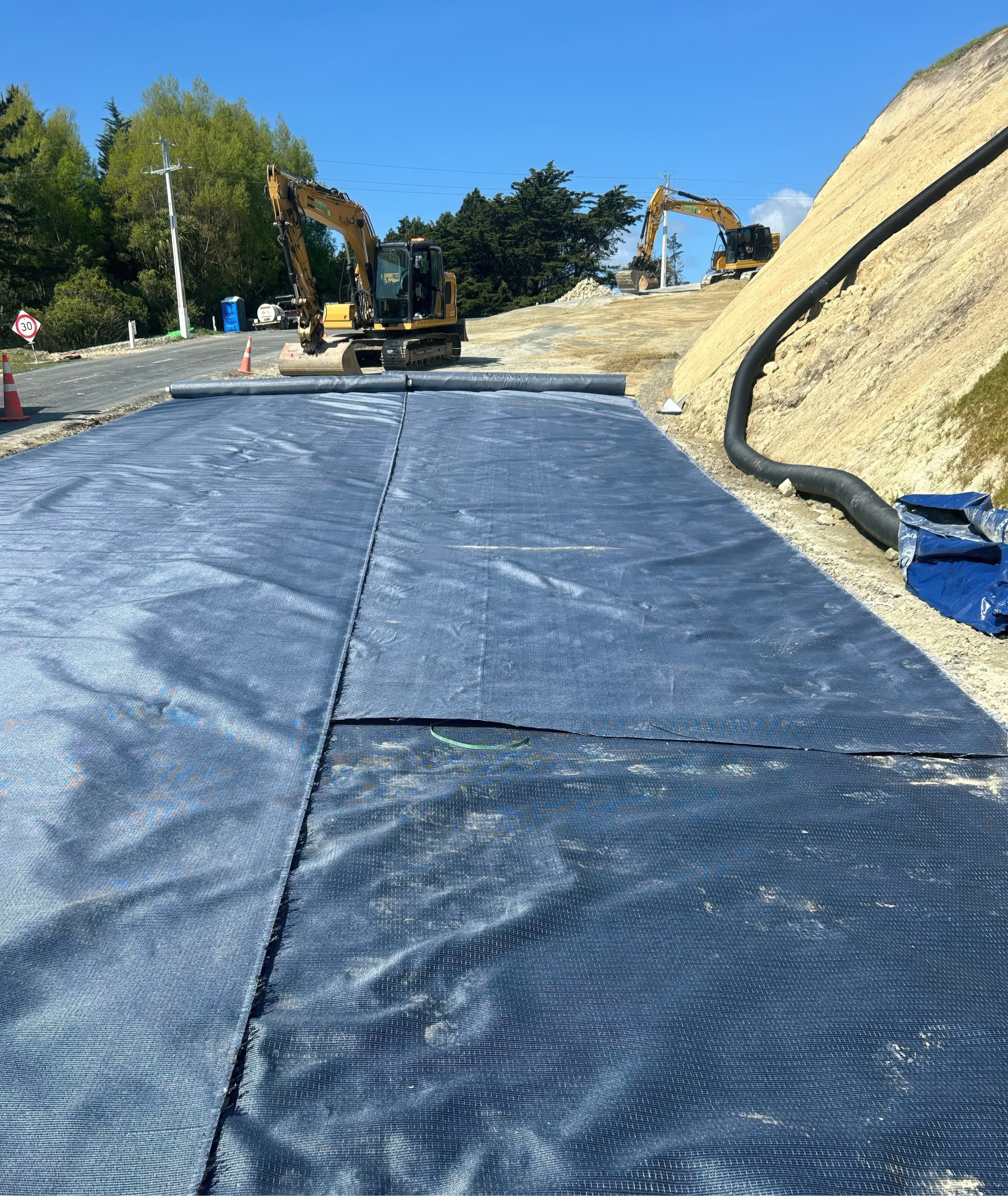MIRAFI H2Rx geotextile was installed in the direction of traffic, with longitudinal overlaps of 300 to 450 mm and staggered cross seams.
© Geofabrics