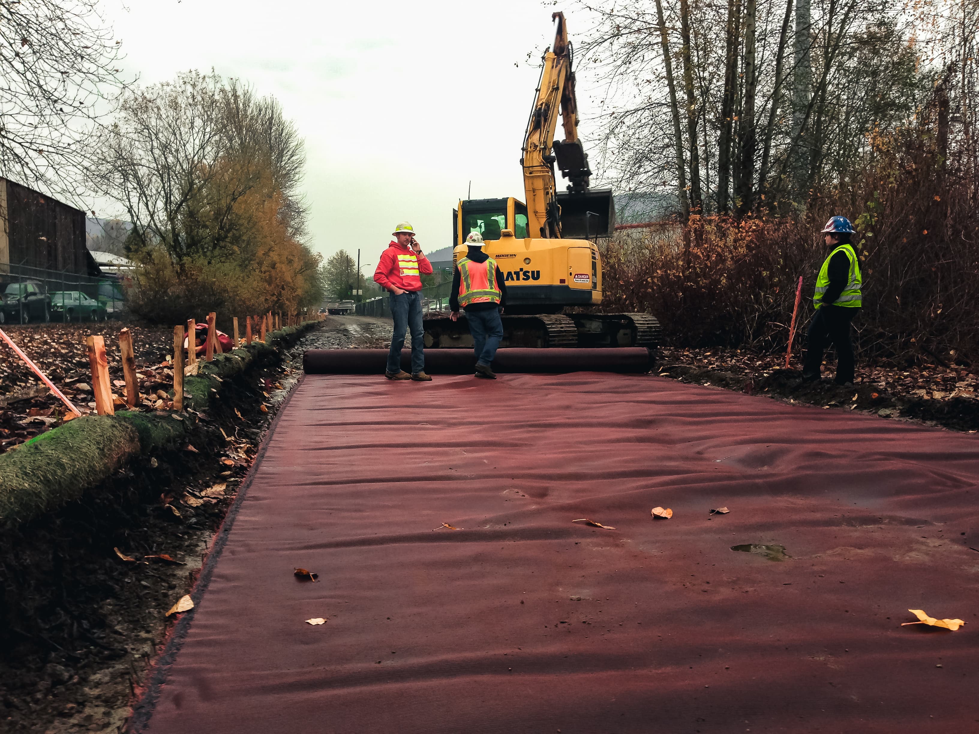 To address the challenge of soft soils, the construction team used MIRAFI® RS580i geosynthetic material, combined with 12-18 inches of crushed rock, to create a stable working platform