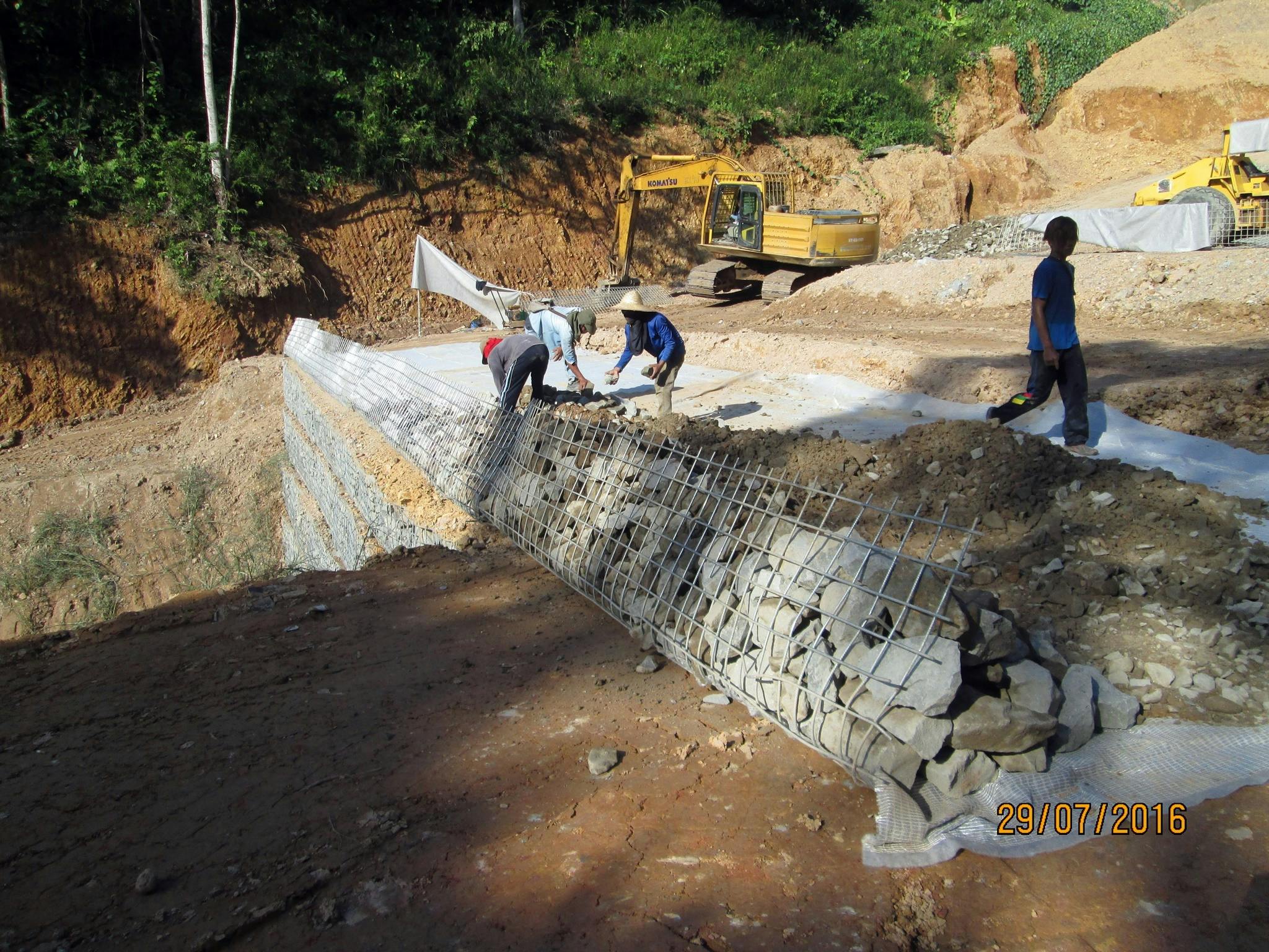 Reinforcement and rockfill behind wiremesh
