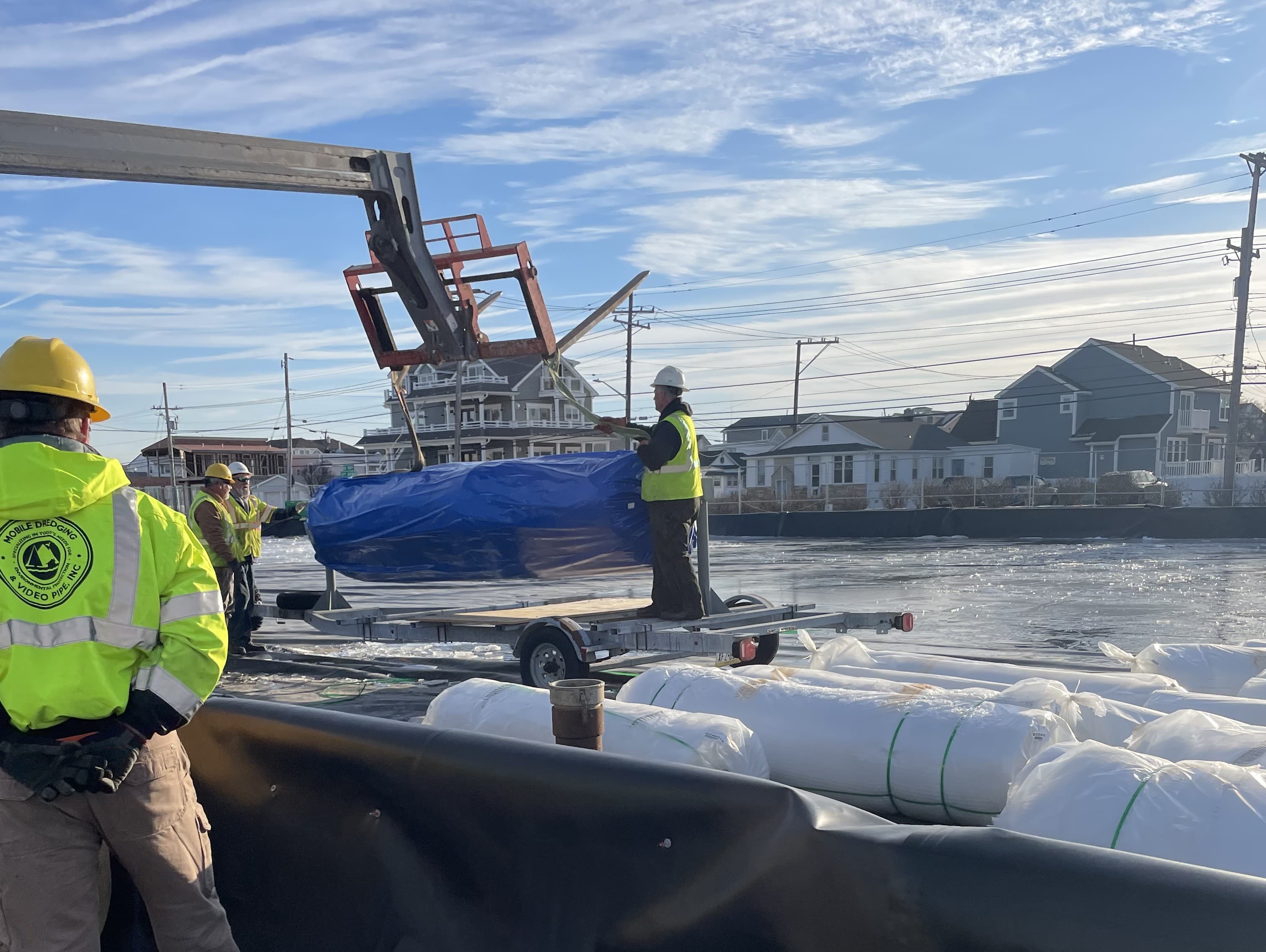 GEOTUBE GT500 units dewatering marine sediments at a constrained urban site.