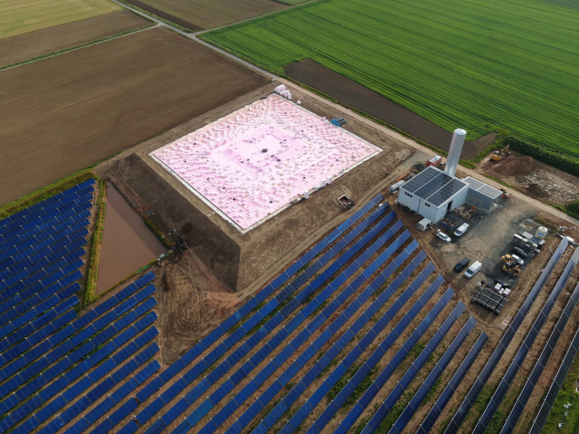 Installation of the PTES liner system in Bracht, Germany, combining GSE HDH high-temperature geomembrane with FABRINET® Base Protect for durable, leak-tight containment.