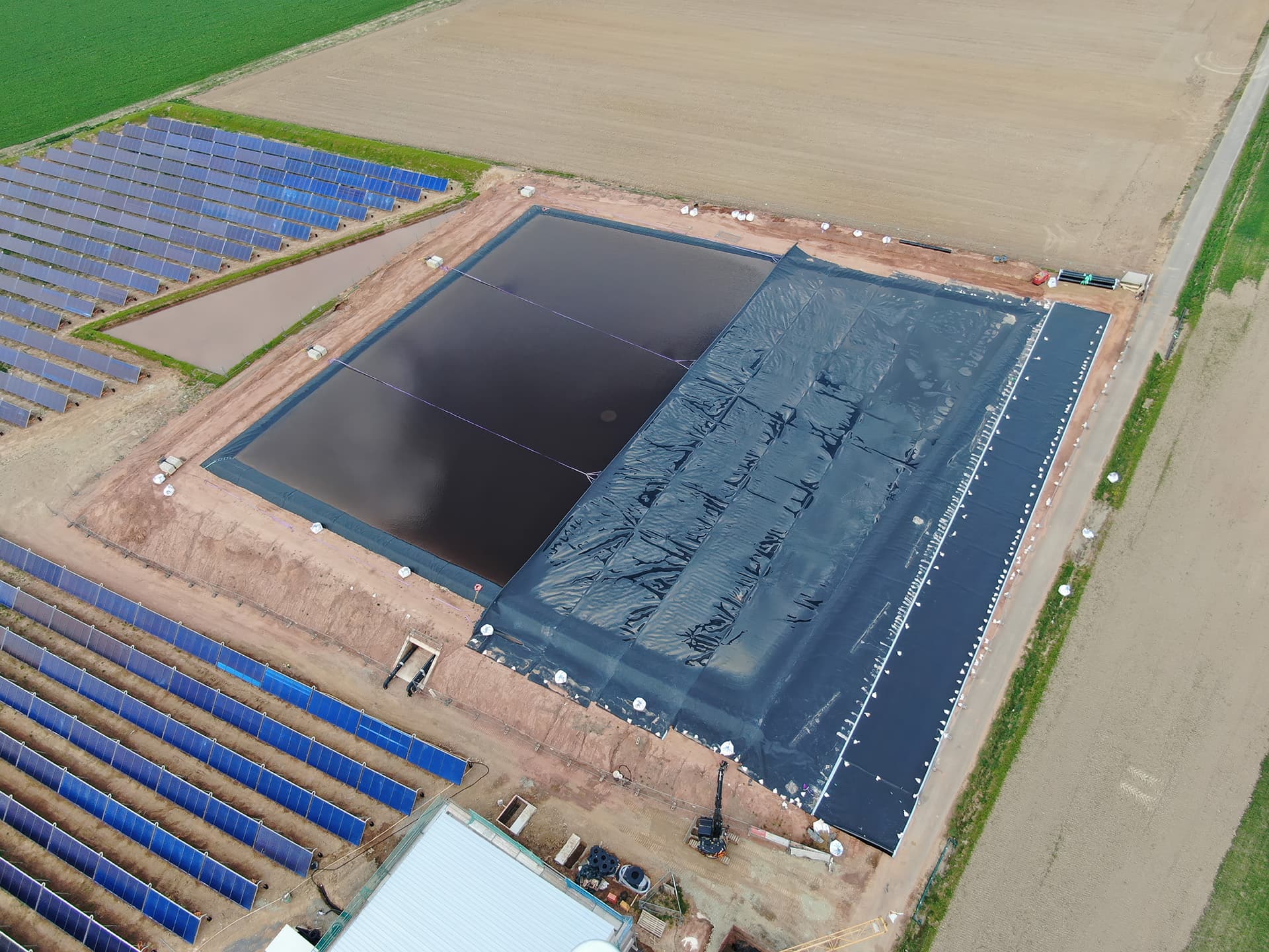 A multilayer floating cover with GSE HDH and FABRINET layers minimizes heat loss, protects the insulation, and maintains lid integrity under high-temperature operation.