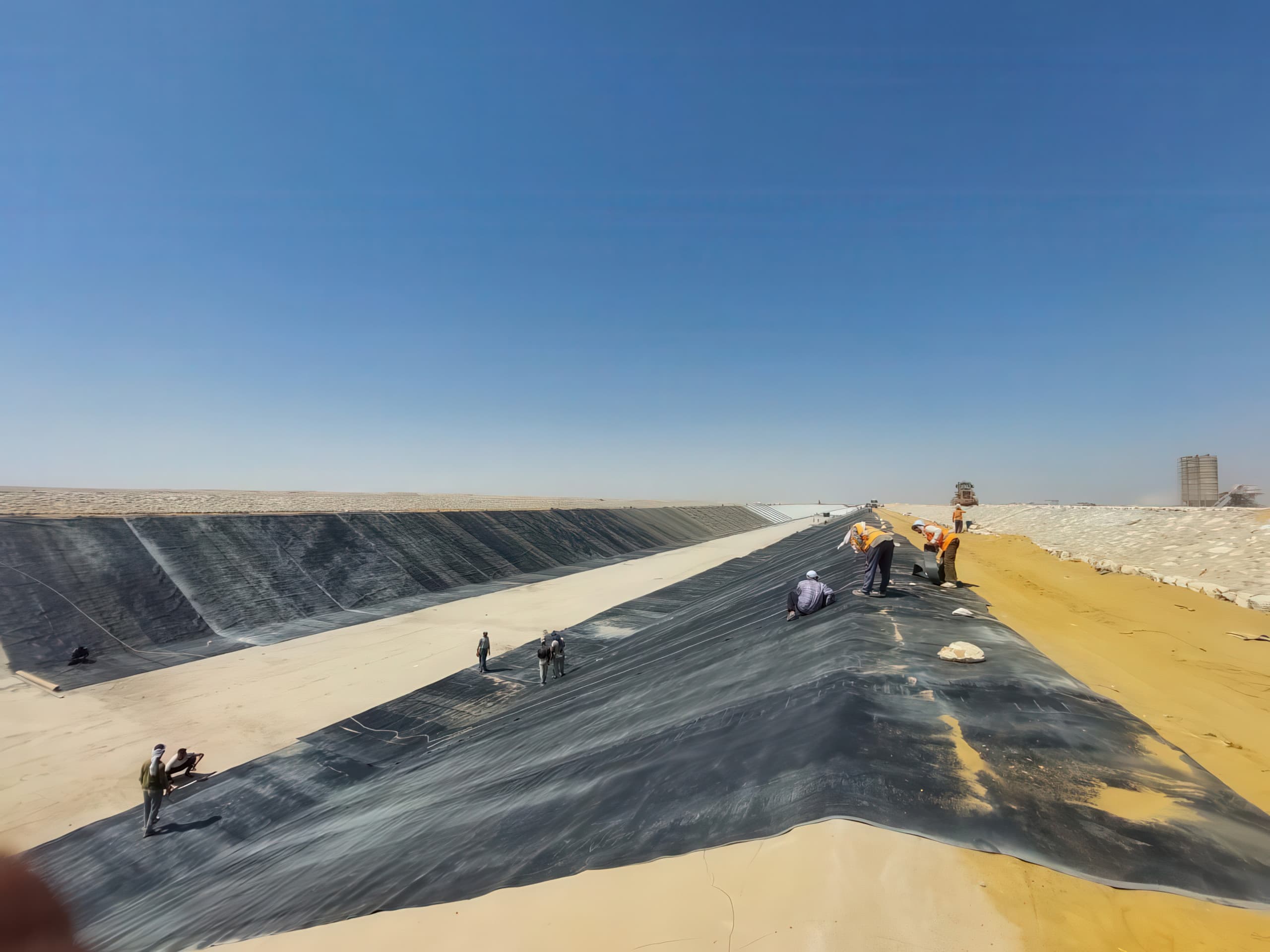 Single-sided textured GSE® HD geomembrane was applied to balance anti-slip performance with material efficiency beneath concrete linings.