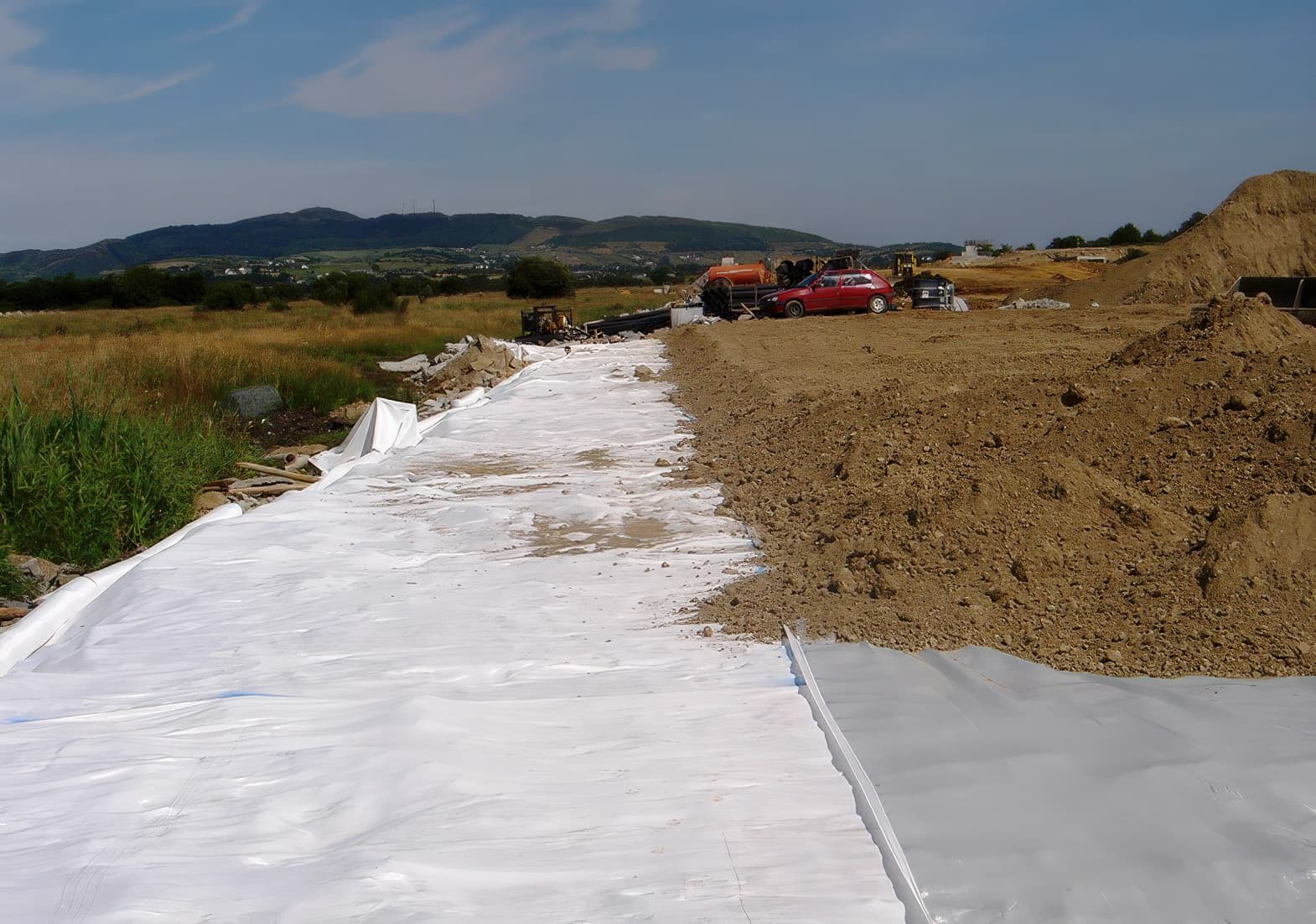 A1/N1 dual carriageway, Ireland Placing and compacting embankment fill over MIRAFI Geolon PET geotextile reinforcement