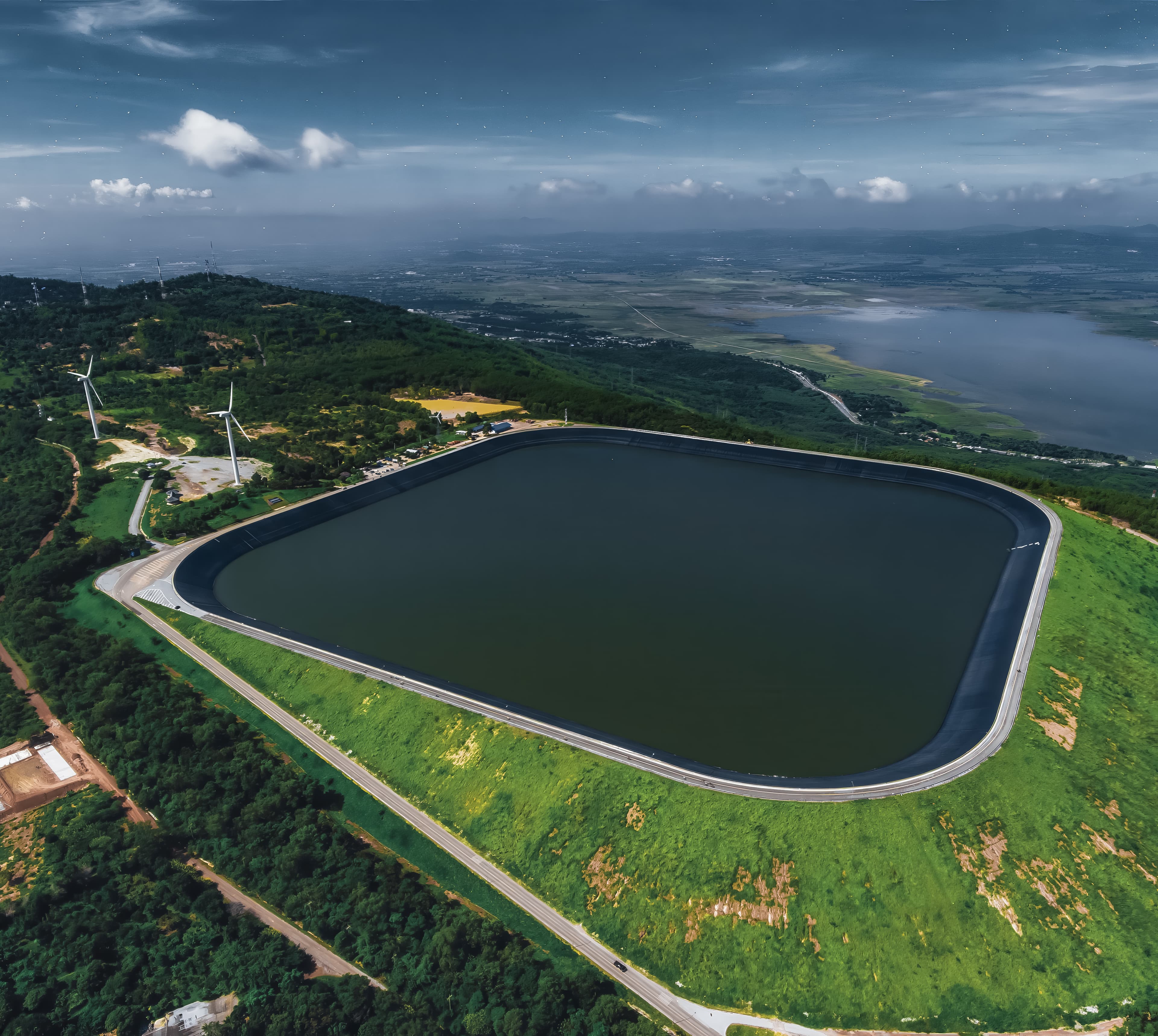 Aerial view of the Lamtakong Upper Reservoir, Thailand’s first pumped-storage hydropower project, designed to hold 10 million cubic meters of water. (Picture Source: https://www.egat.co.th/home/lamtakong-pp/)