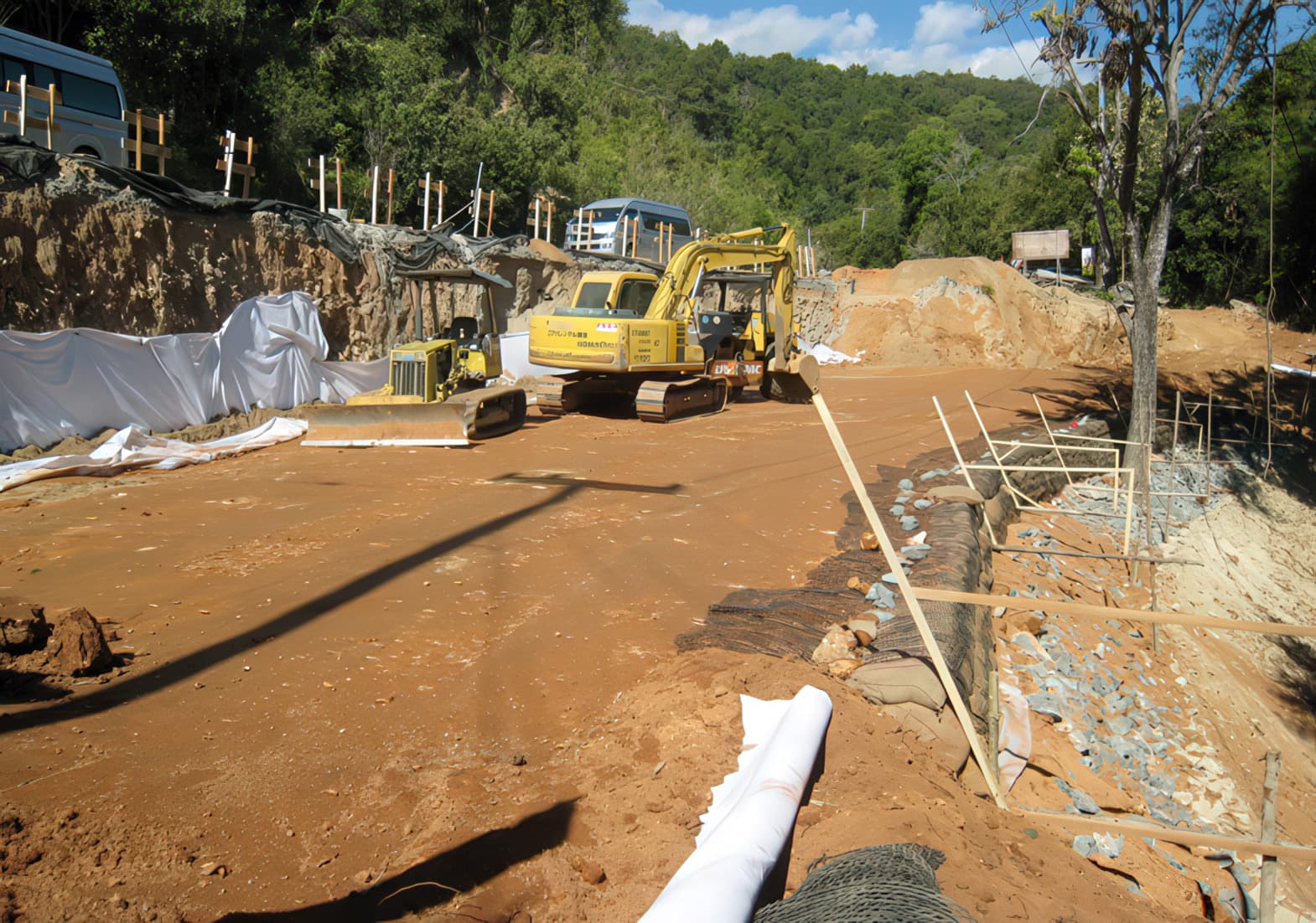 Placing reinforced fill in the reinforced slope