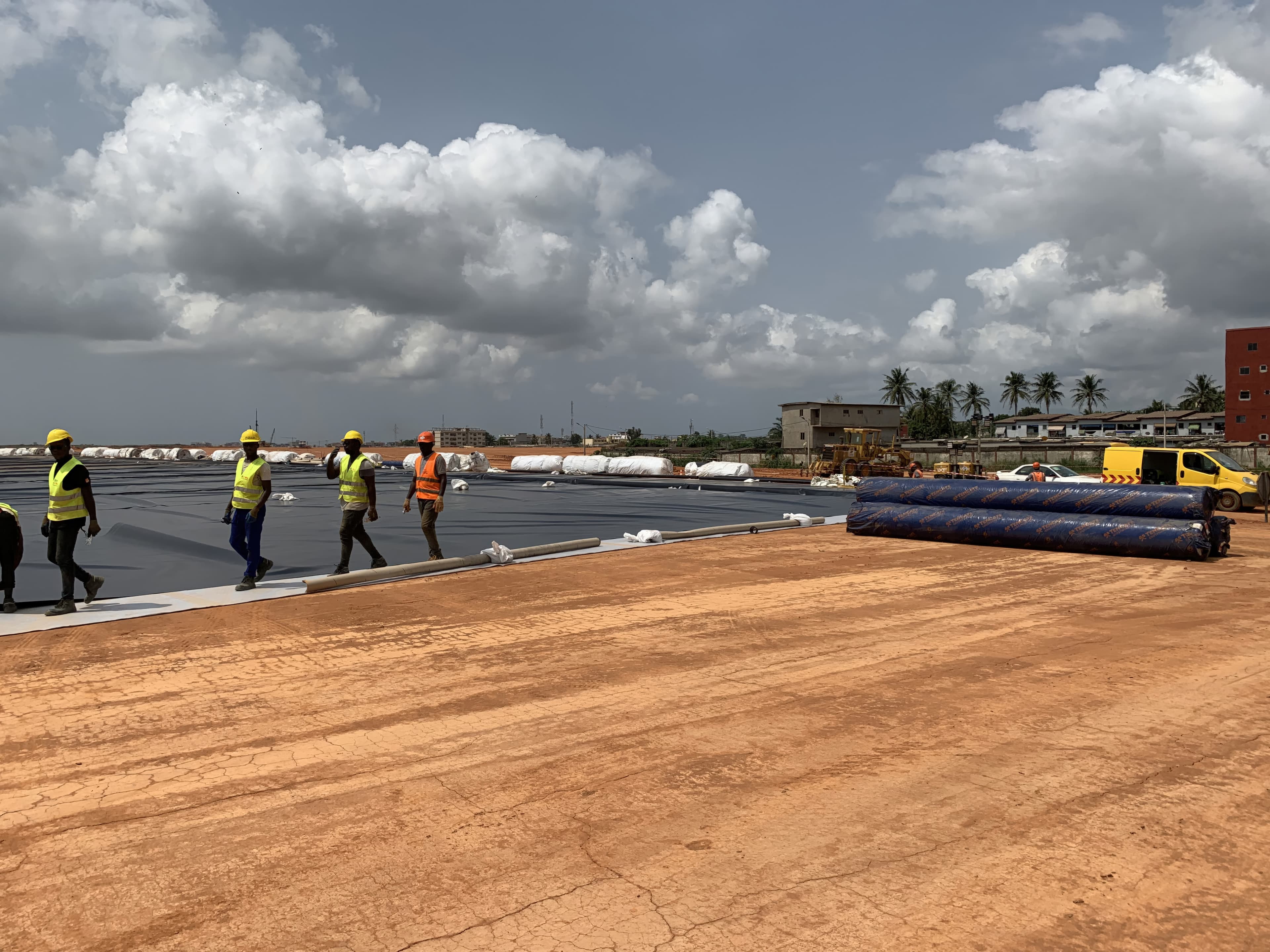 The staged installation of the lining system was carried out in line with material delivery schedules, enabling controlled welding operations and full geotextile coverage of the landfill cap.