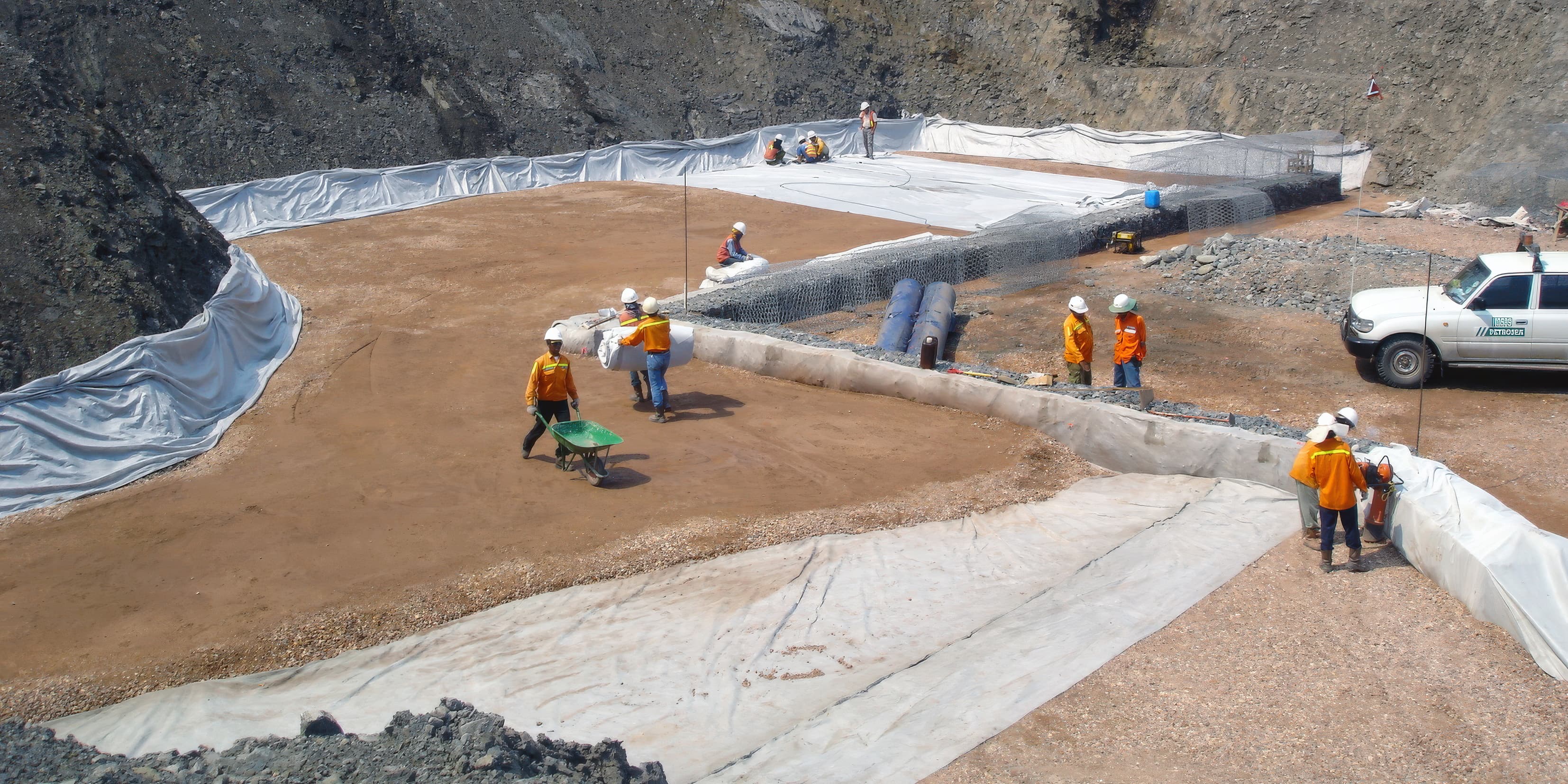 Placing MIRAFI Polyfelt PEC geocomposite reinforcement across reinforced soil wall-standard