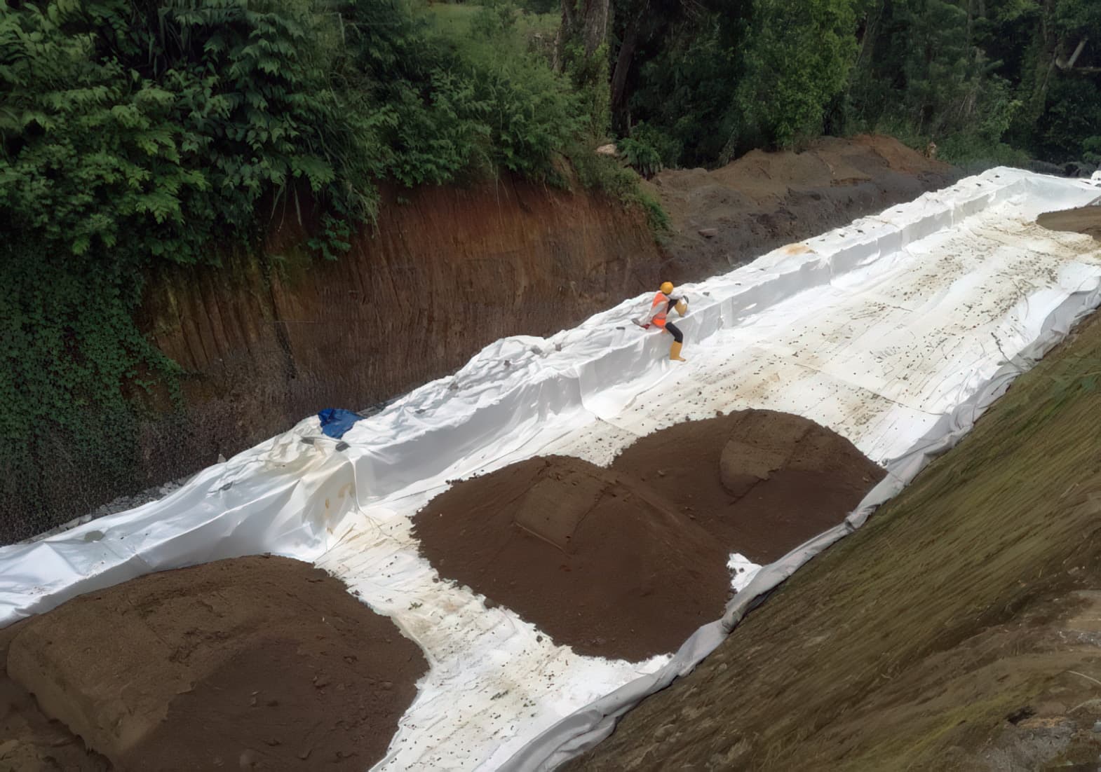 Placing reinforced fill on top of MIRAFI Polyfelt PEC geocomposite reinforcement
