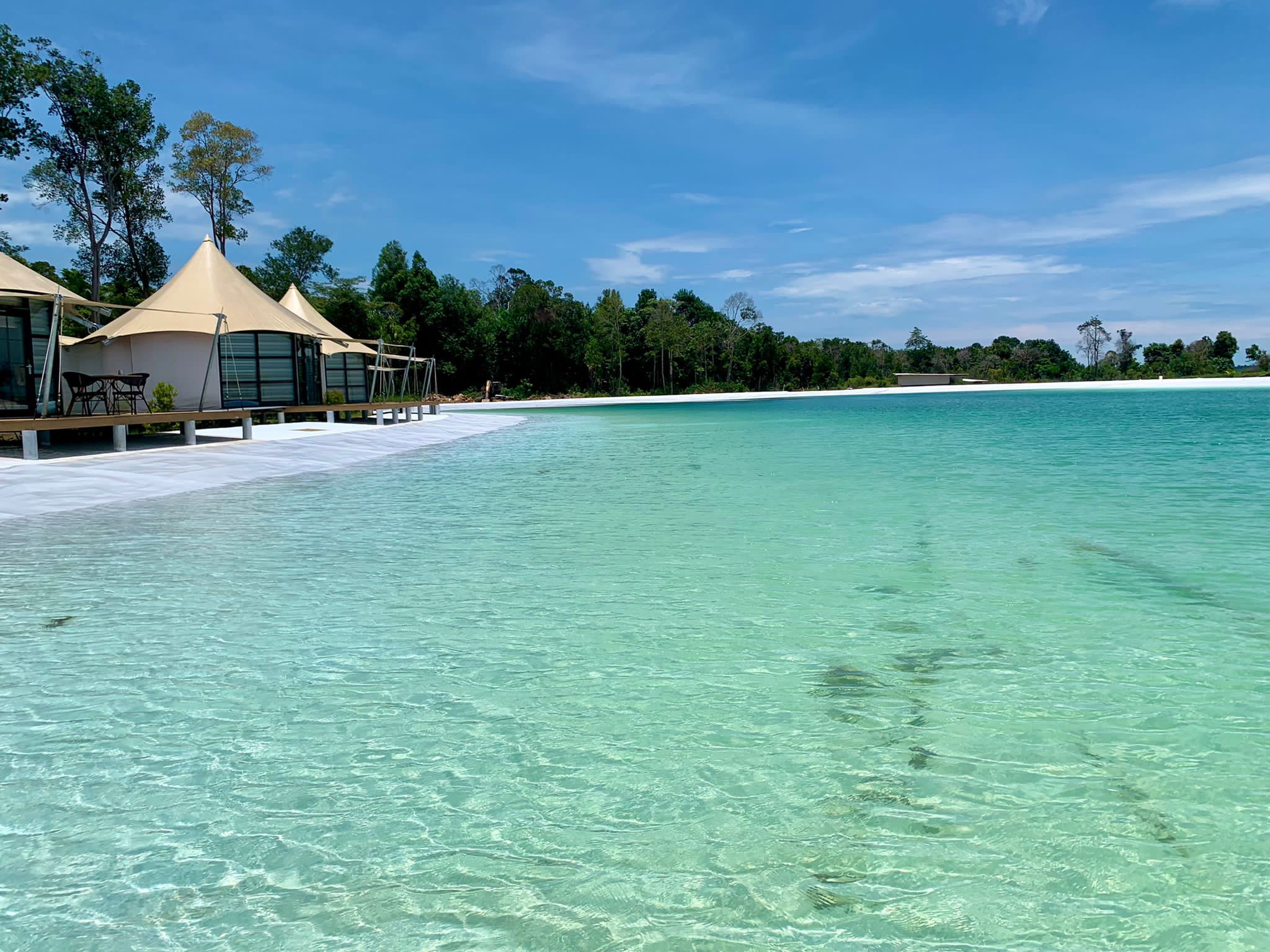 Strategic use of sandbags and GSE Polylock system ensures stability and durability for the GSEHD liner in challenging coastal conditions. Custom roll sizes of GSE HD 1.50 mm White Smooth HDPE geomembrane simplify installation, adapting perfectly to the fluid design of the resort’s pond.