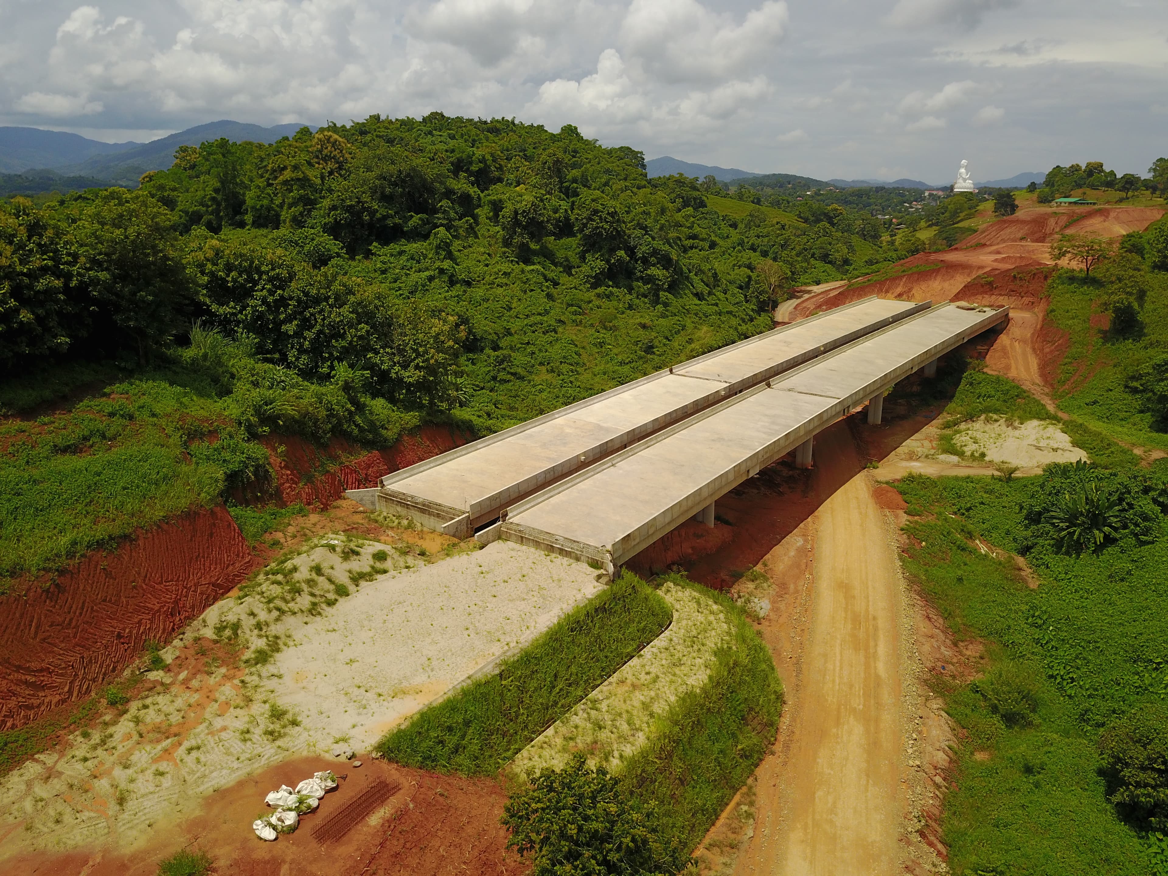 MIRAGRID® GX geogrids transformed Chiang Rai's infrastructure, boosting safety and efficiency as well as seismic resilience.