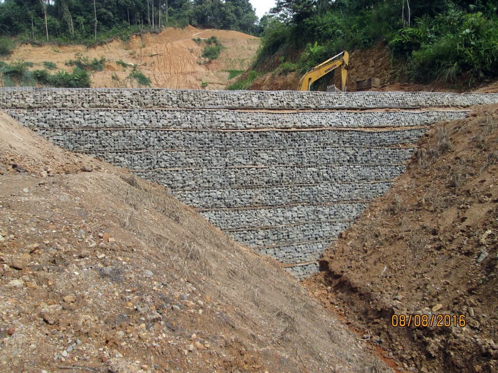 Strengthening steep slopes with geocomposite reinforcement 