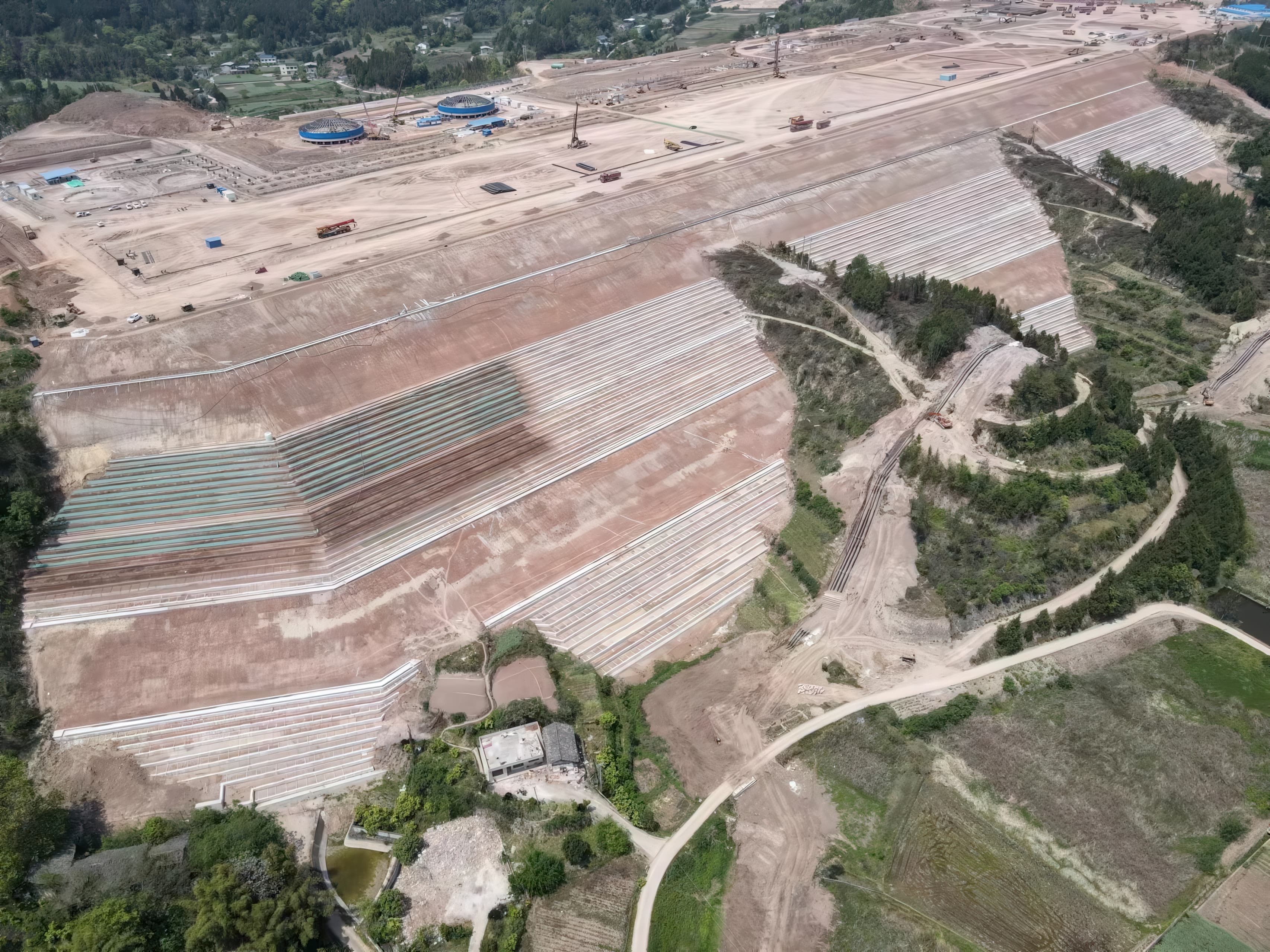 MIRAFI® PET100-50 geotextiles were installed in 0.5 m vertical layers along a 1.2 km slope, providing reinforcement and stability across the 61 m structure.