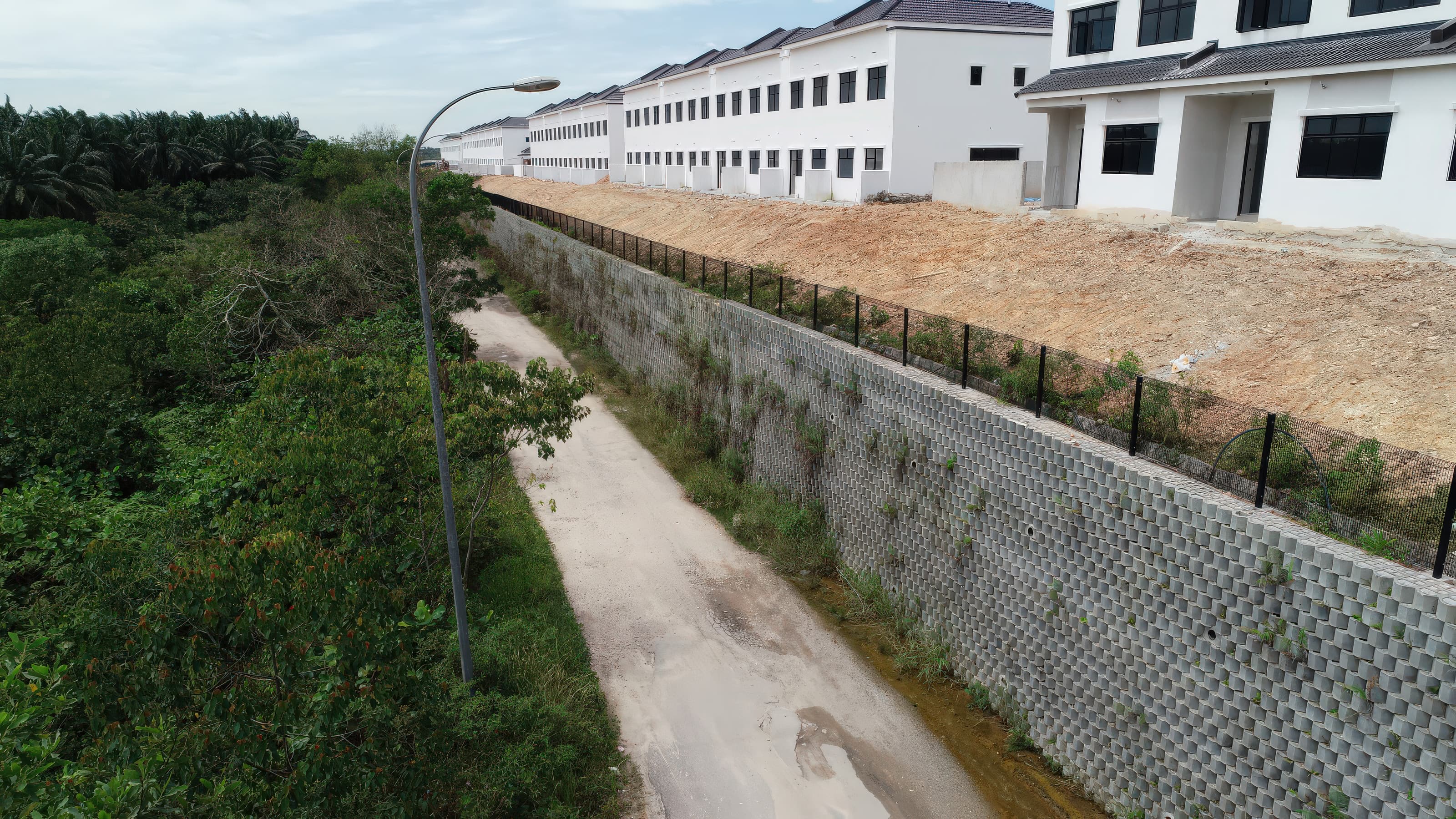 MIRAFI Polyfelt PEC geocomposites were placed at 0.4 m vertical intervals to form the reinforced soil mass behind the wall facing.