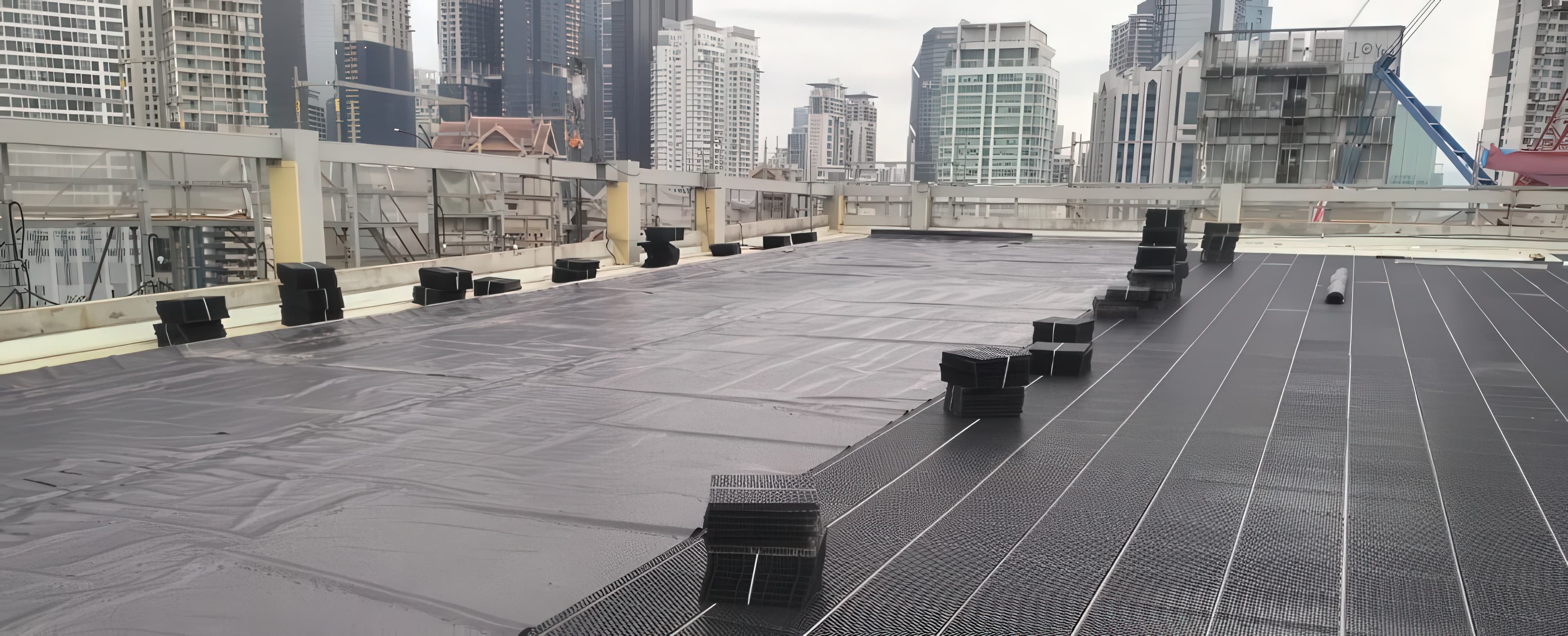 Rooftop waterproofing with GSE under height and weather constraints
