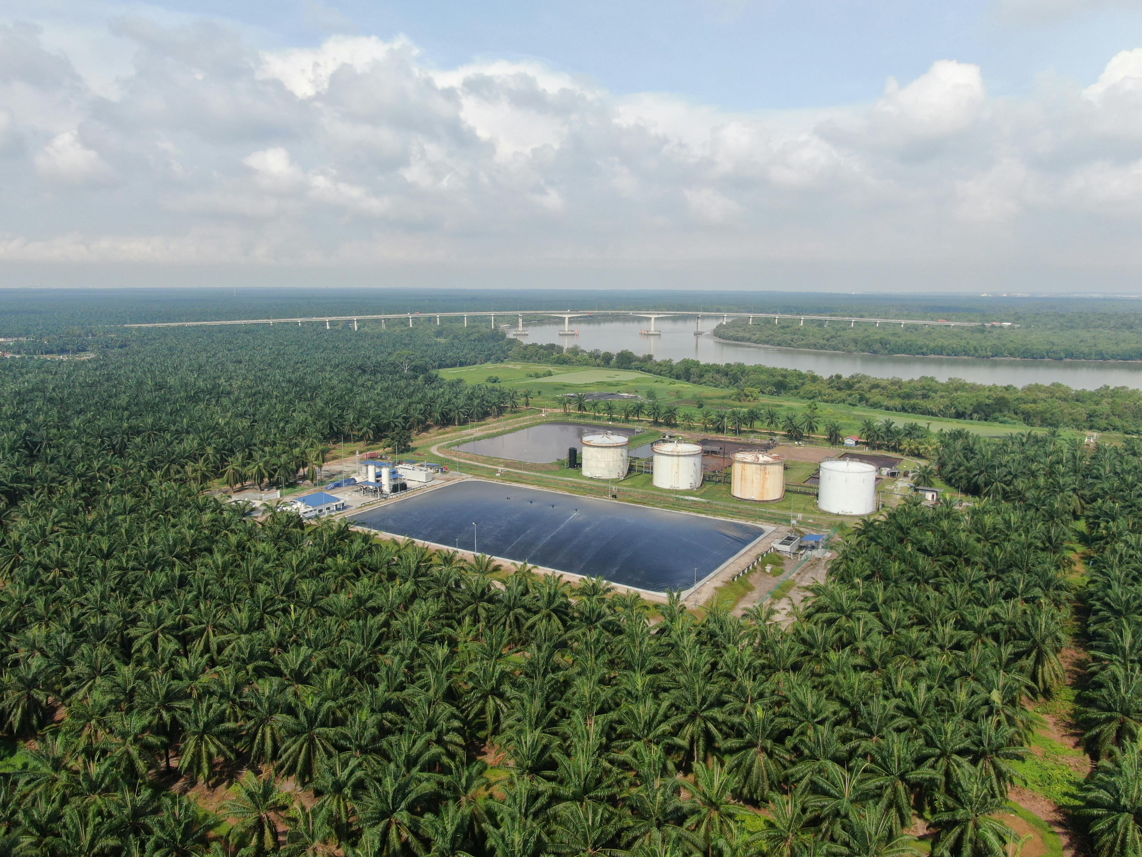 Cenergi transforms POME into renewable biogas in Malaysia, using GSE geomembranes. This project reduced GHG and the approach highlights innovation in waste recycling and contribution to renewable energy goals. 