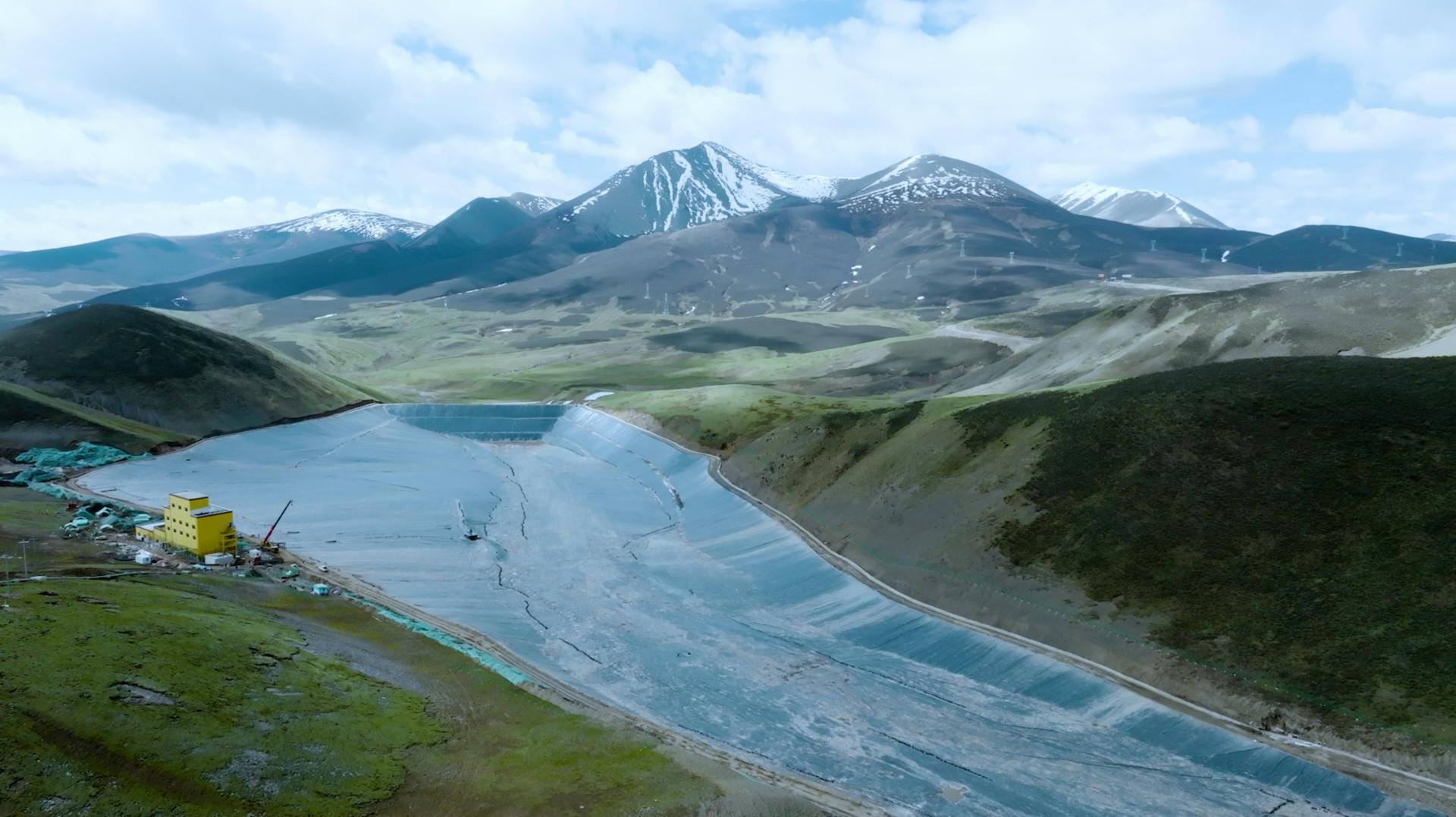 Solmax geomembranes were used to line the tailings facilities of the recently expanded Yulong Copper Mine. The mine located in the Qinghai-Tibet Plateau, on one of the largest copper deposits in China, is important to the economy of the region.