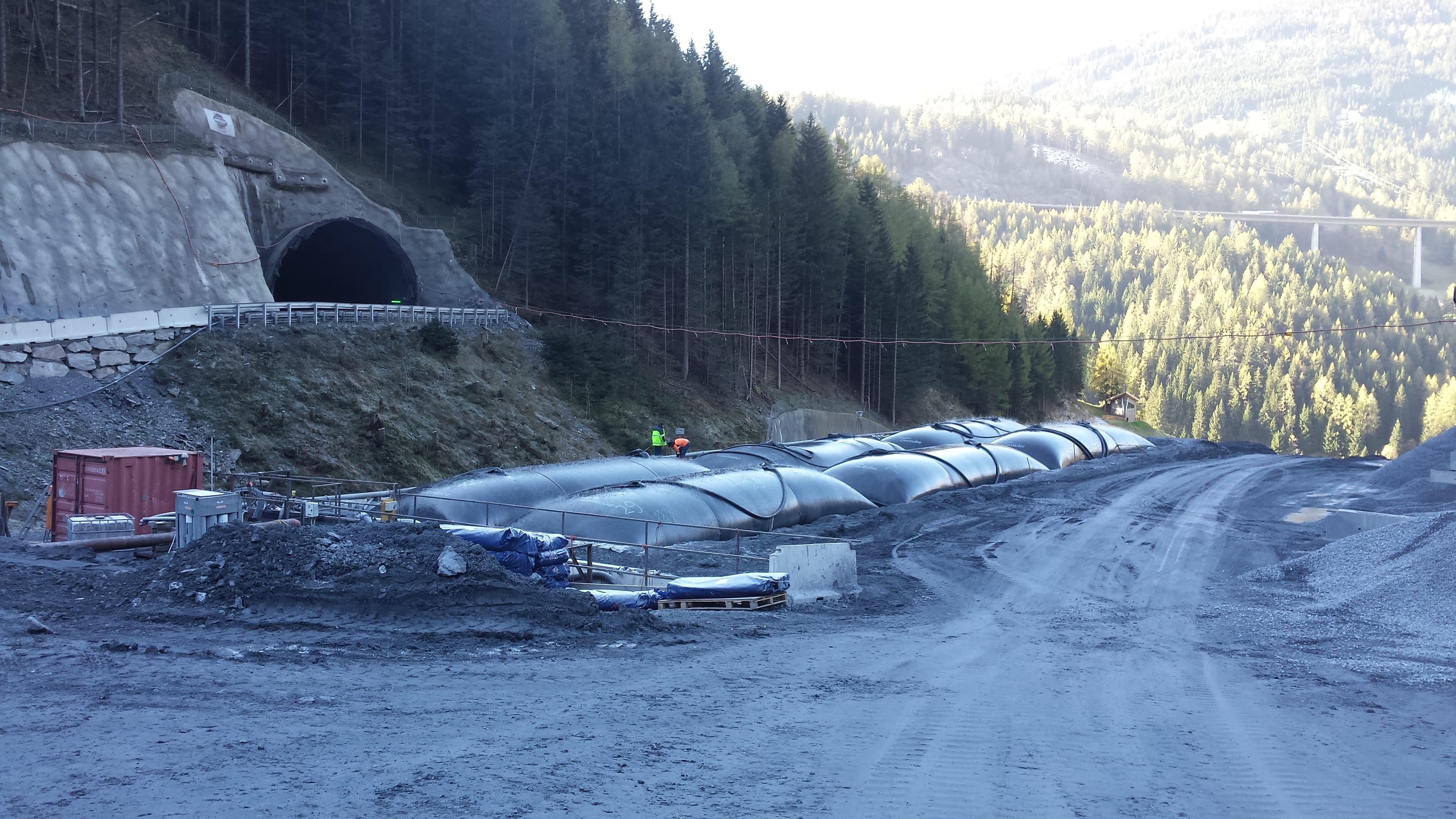 A compact GEOTUBE® dewatering setup was installed on a 45 × 10 m field, using a rotating arrangement of three tube pairs to allow continuous sludge treatment during aggregate washing operations.