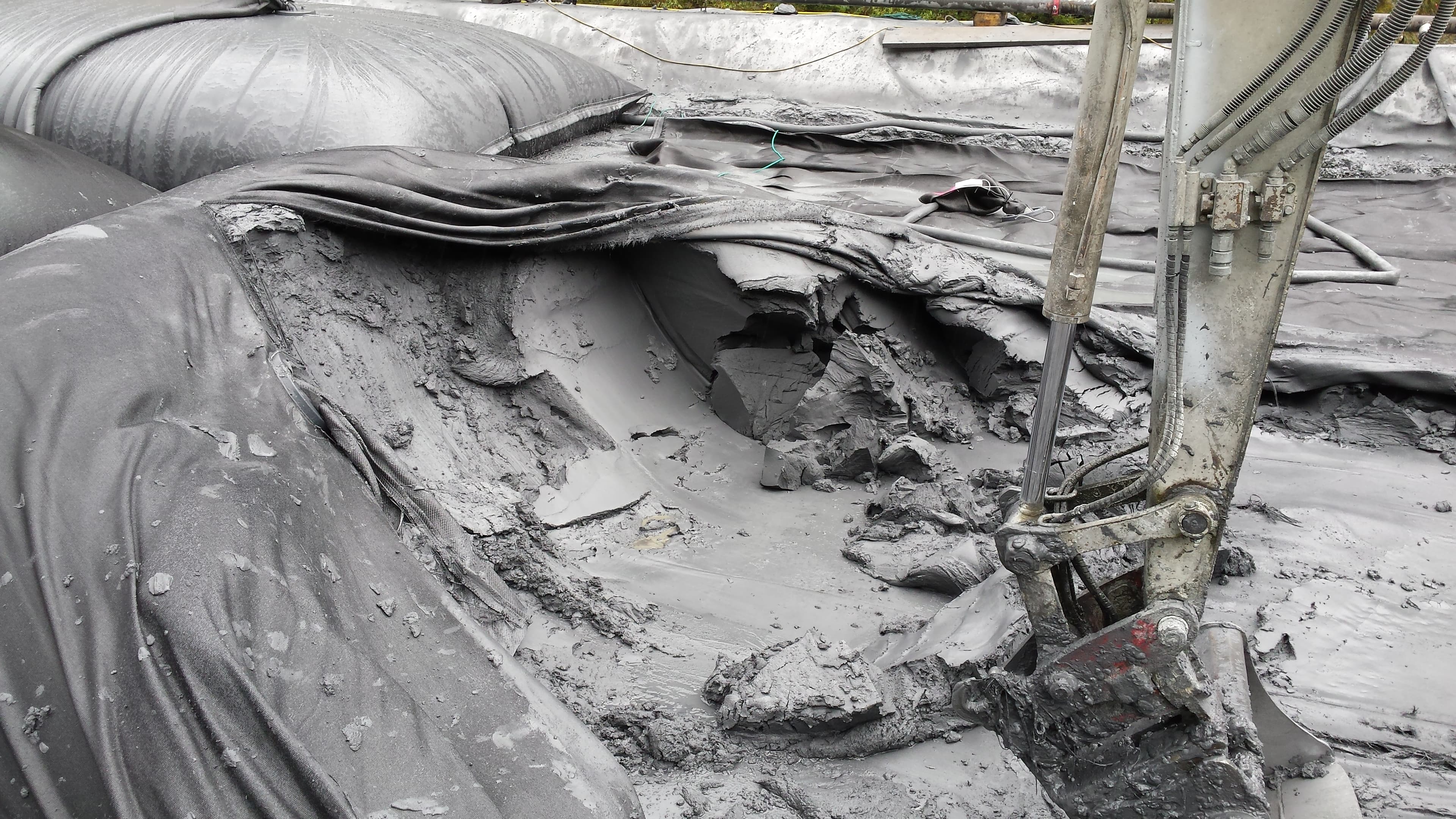 Each dewatering tube was designed to contain approximately 350 m³ of sludge, enabling flexible handling of fluctuating slurry volumes and dry solids content.